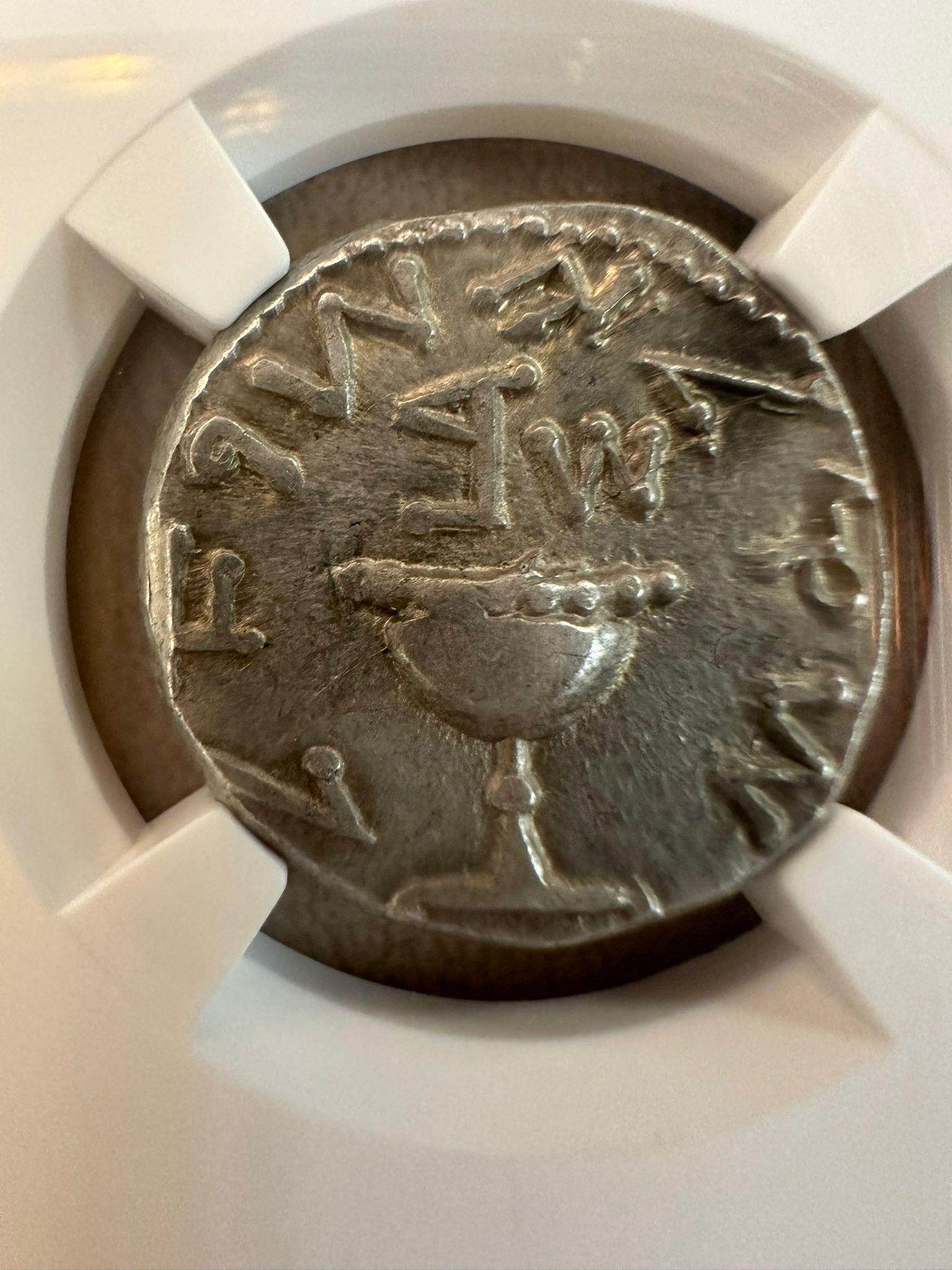 Ce shekel en argent, pesant 14,32 grammes, a été frappé en Judée pendant la première guerre judéo-romaine, une importante période de résistance à l'occupation romaine qui a duré de 66 à 70 ap. J.-C. Émise en l'an 2 de la révolte, correspondant à