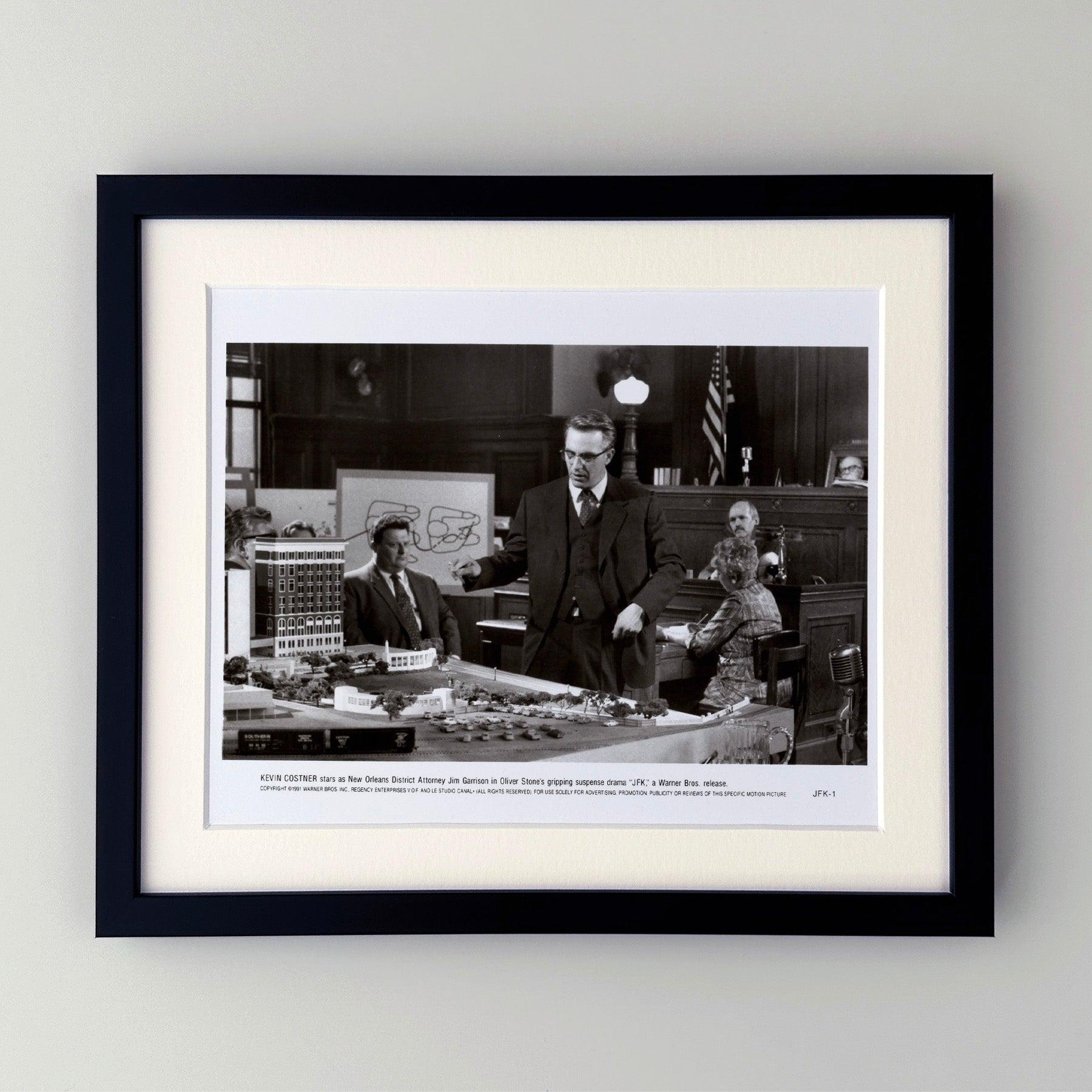 Photo publicitaire originale de 8x10 inches pour JFK (1991) avec Kevin Costner, Gary Oldman et Jack Lemmon et réalisé par Oliver Stone.

Les photos de publicité (film/production) ont été créées pour aider les studios à promouvoir leurs nouveaux