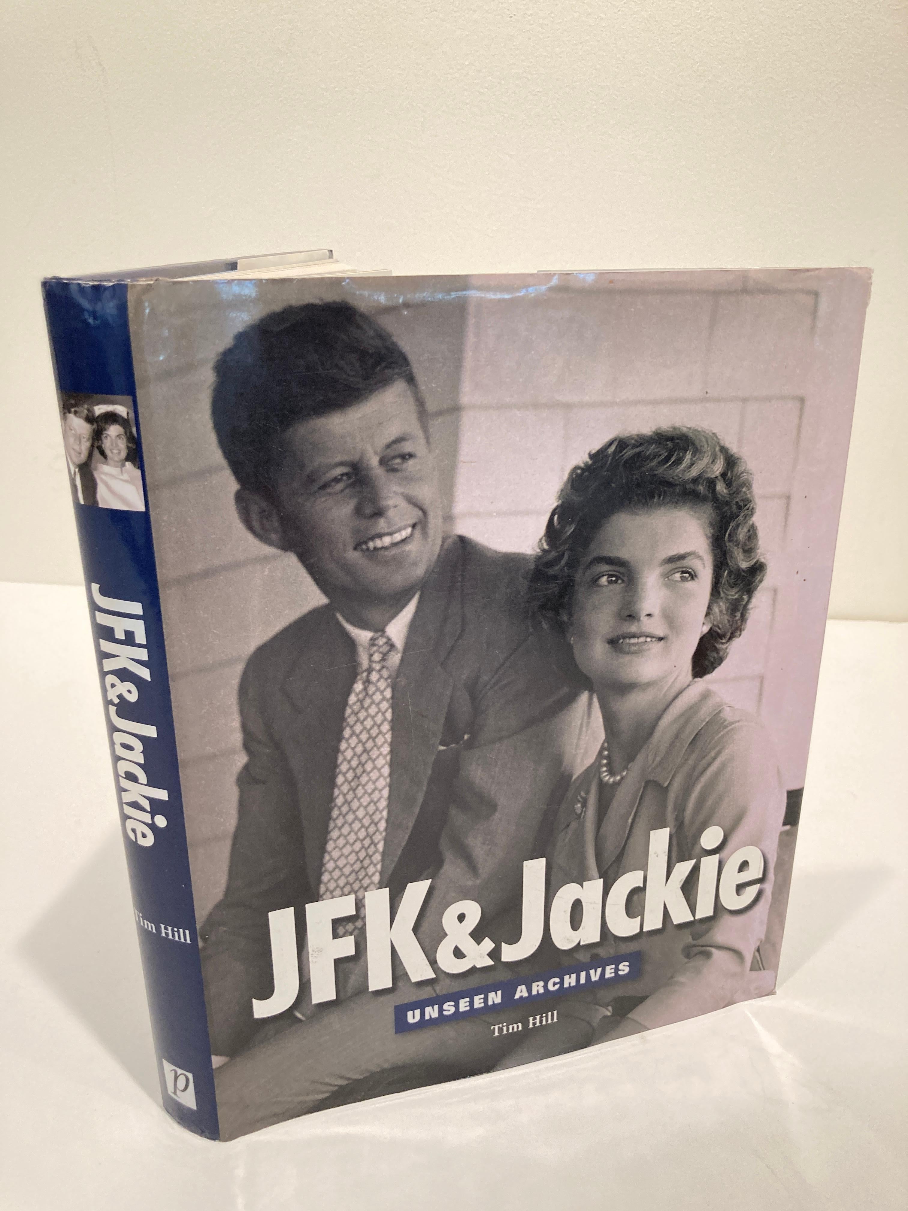 JFK & Jackie. Unseen Archives par Tim Hill.
Londres : Parragon, Incorporated, 2003. Première édition ; première impression. Couverture rigide.
JFK et Jackie : des archives inédites retrace l'ascension au pouvoir d'un géant de la politique. 
Il