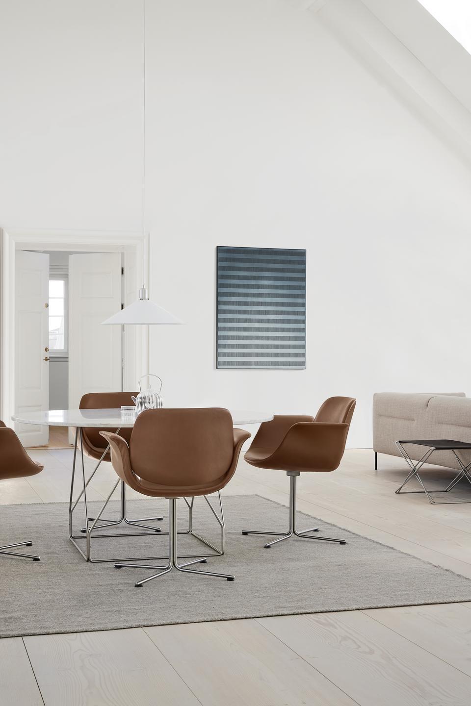 Le tabouret JG Foldes est l'une des pièces les plus connues de Jørgen Gammelgaard. Apprécié pour son expression visuelle unique, son mécanisme de pliage intelligemment conçu, son artisanat de haute qualité et son approche multifonctionnelle.

Le
