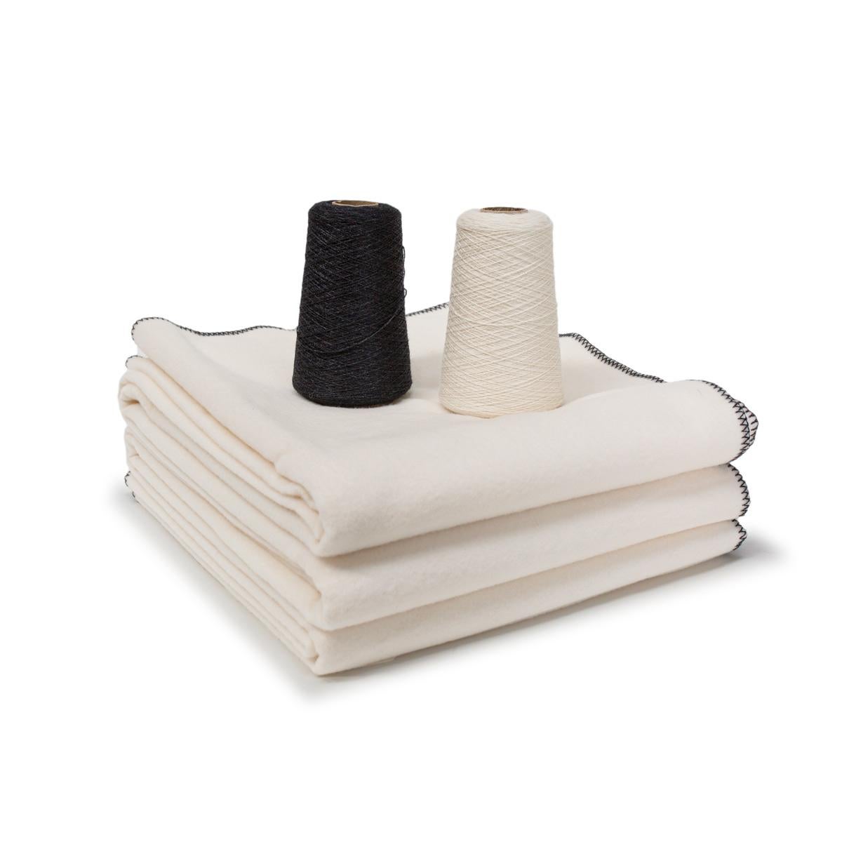 Couverture classique JG Switzer en cachemire noir - King en vente 5
