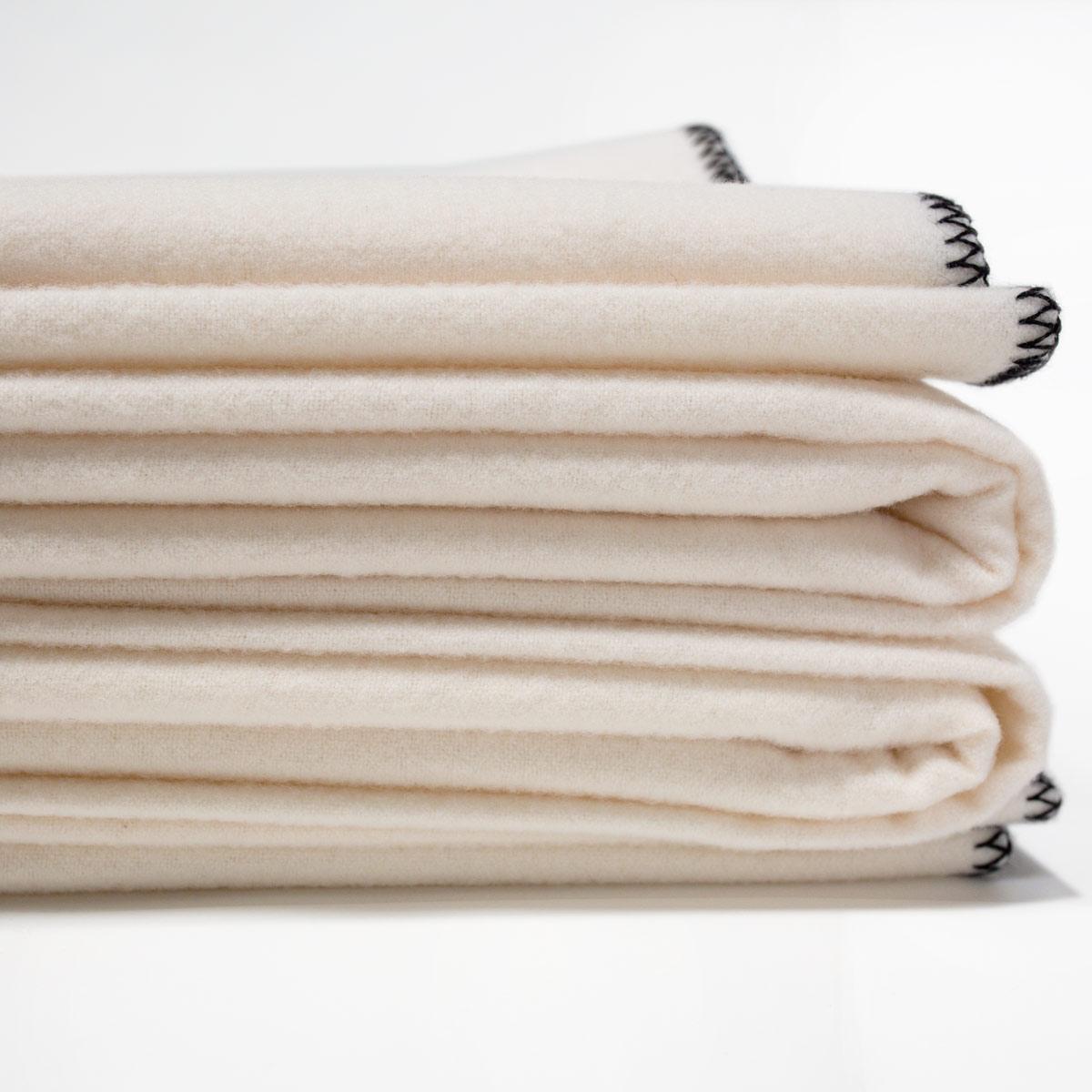 Die JG Classic Blanket ist eine maßgeschneiderte Decke, die in England aus weicher und hochwertiger Kaschmir- und Lammwollmischung gewalkt wird - eine seltene Mischung, die in dieser großzügigen Größe nur schwer zu finden ist. Sie wird mit unserem