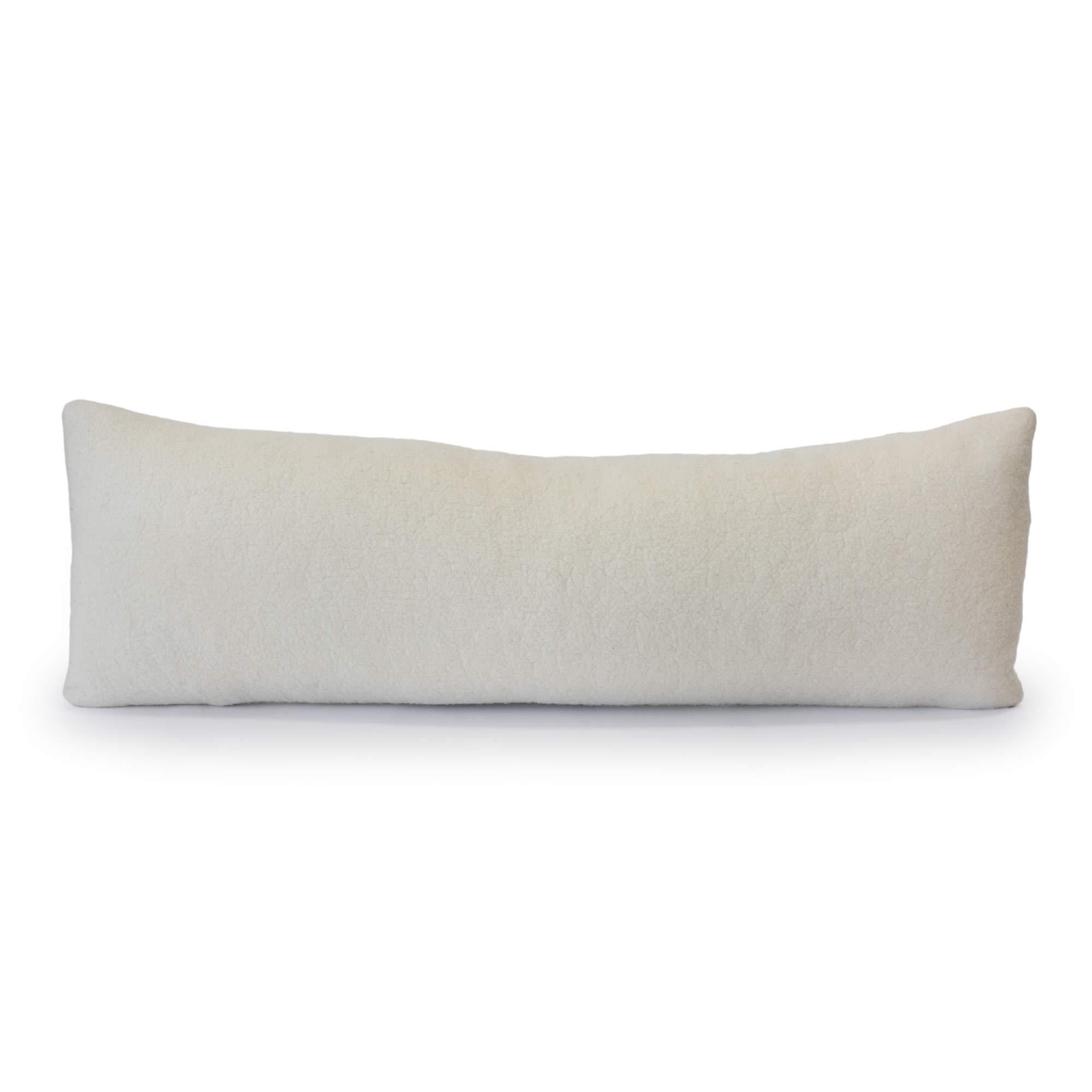 Fait main JG SWITZER Oreiller en laine feutrée pour le corps, crème Wensleydale en vente