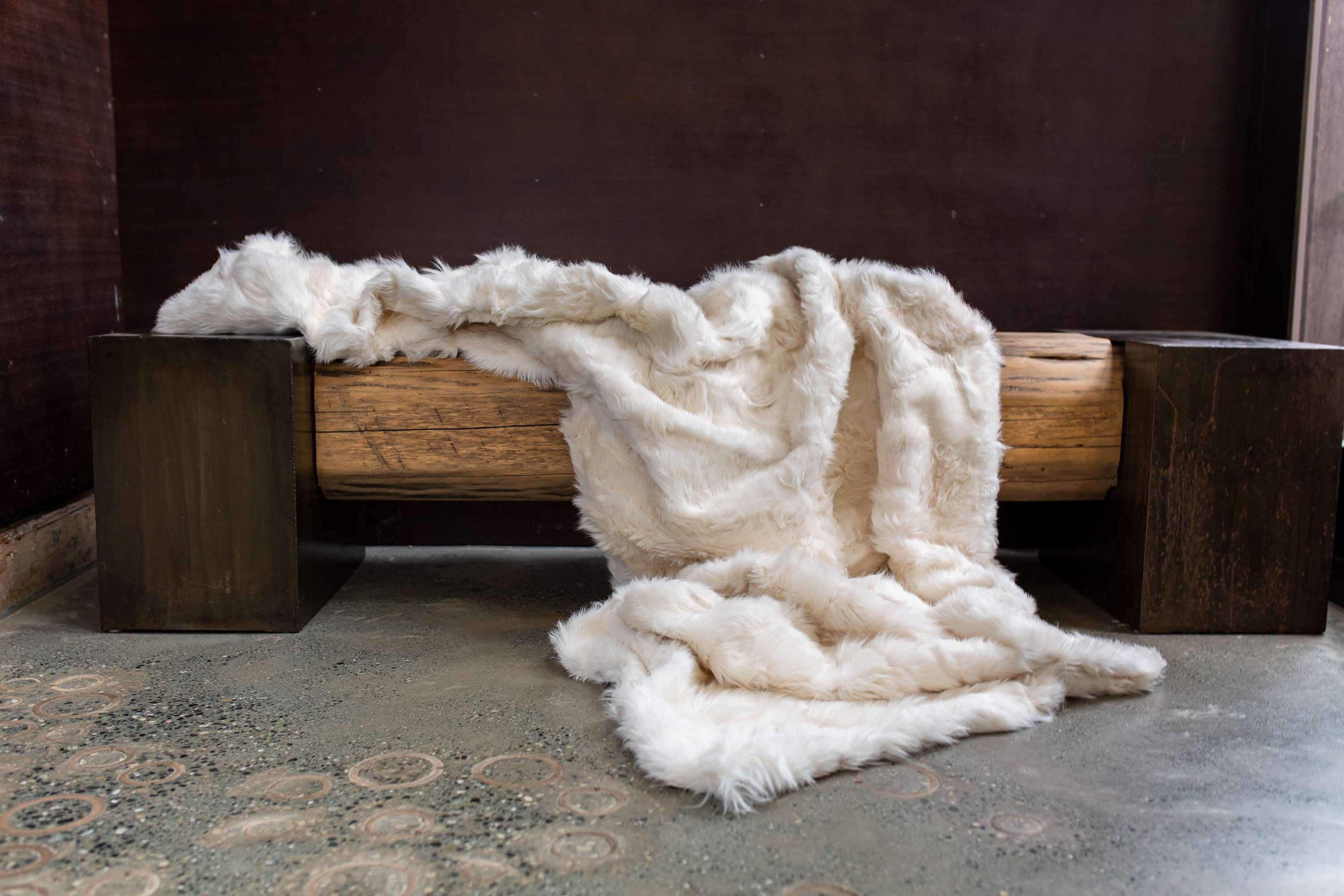 Organico moderno JG Switzer Toscana Pelliccia Vera BLANKET Sfoderato Grigio Prugna in vendita