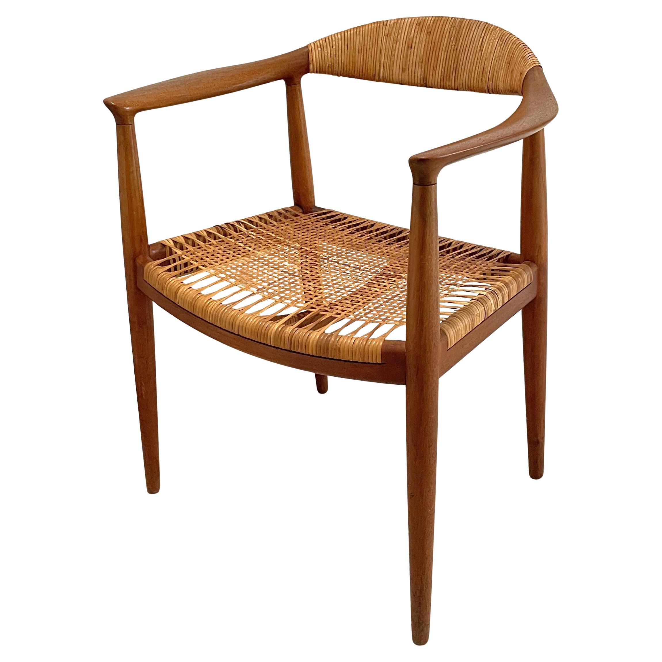 Sillón JH-501 de Hans Wegner, 1949, el sillón más emblemático de Wegner en su primera versión del ebanista Johannes Hansen, marcado a fuego. Este sillón fue el que dio a conocer el diseño escandinavo en EE.UU. tras el artículo publicado en la