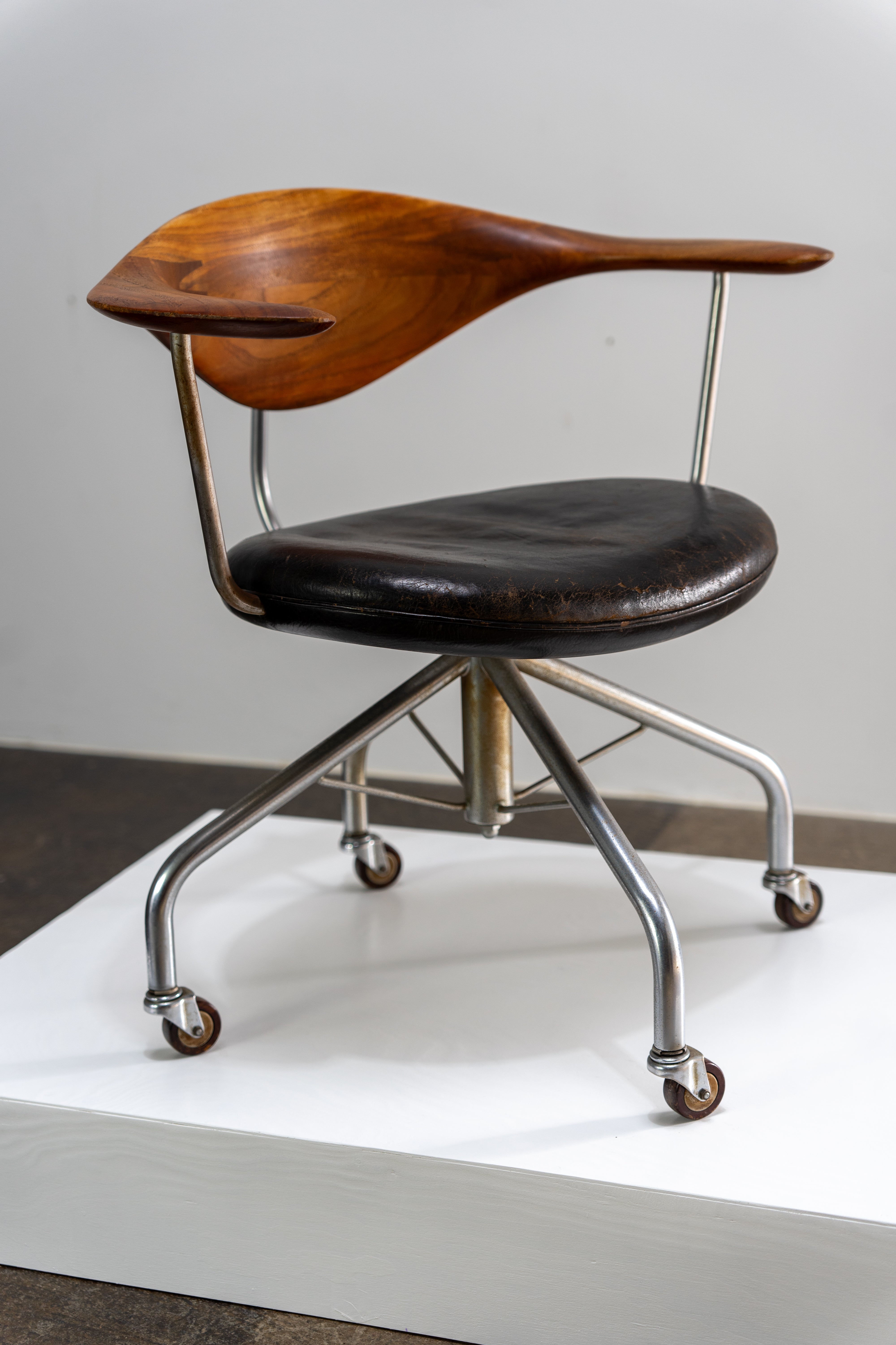 JH 502 Drehstuhl von Hans Wegner
Johannes Hansen, 1950er Jahre

Frühe Ausgabe des Drehstuhls Modell 502 von Hans Wegner aus den 1950er Jahren. Der Stuhl hat die frühe Version der Rollen. Dieser Stuhl ist ein sehr seltenes Sammlerstück im