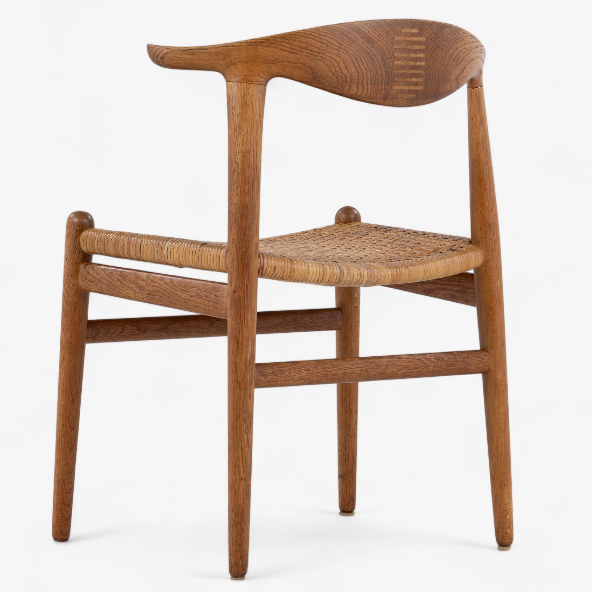 JH 505 - 'Kuhhornstuhl' aus patinierter Eiche von Hans J. Wegner (Moderne der Mitte des Jahrhunderts) im Angebot