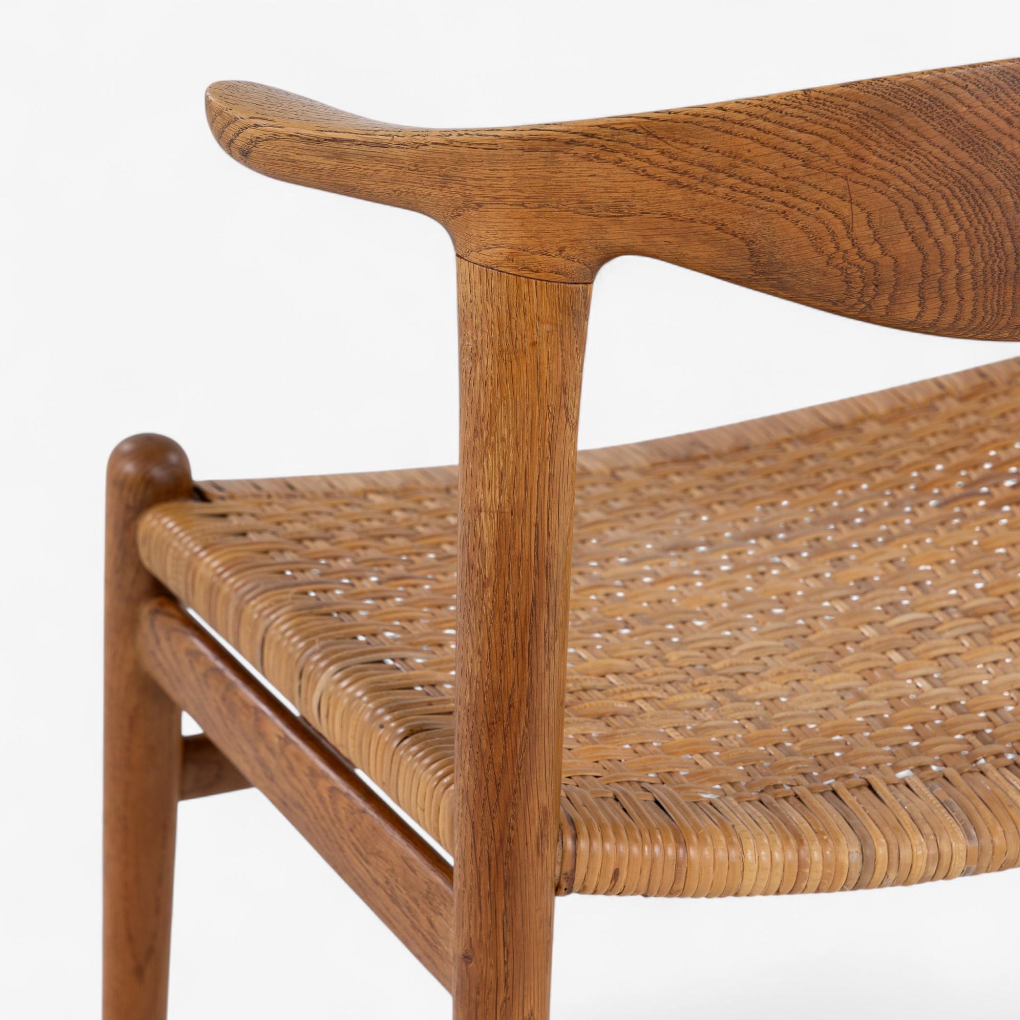 JH 505 - 'Kuhhornstuhl' aus patinierter Eiche von Hans J. Wegner (Dänisch) im Angebot