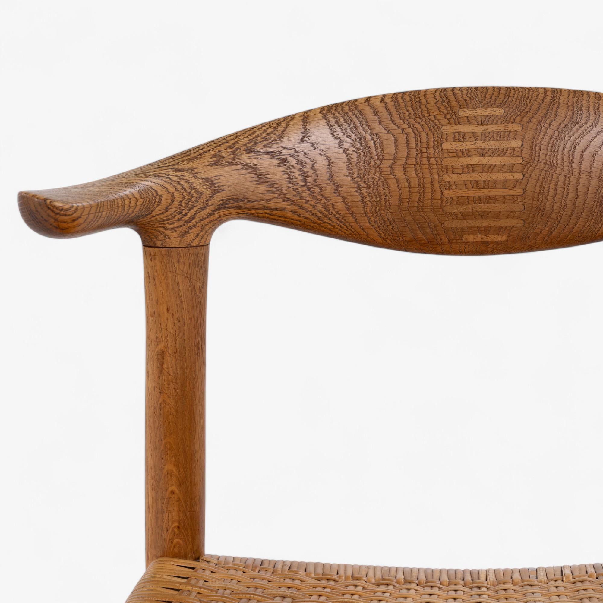 JH 505 - 'Kuhhornstuhl' aus patinierter Eiche von Hans J. Wegner (Korbweide) im Angebot