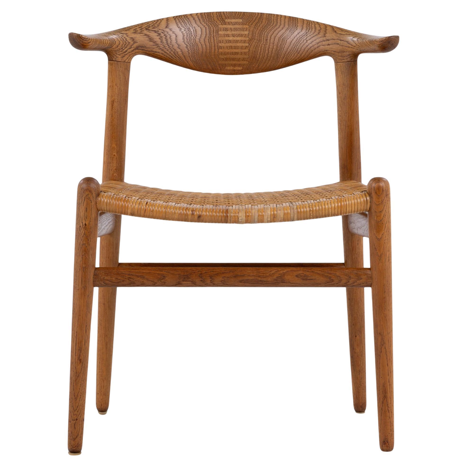 JH 505 - 'Kuhhornstuhl' aus patinierter Eiche von Hans J. Wegner im Angebot