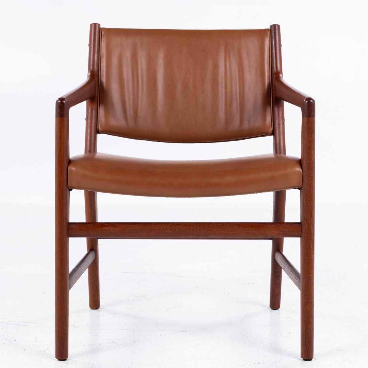 JH 507 - Raro sillón de teca maciza, tapizado en piel anilina 