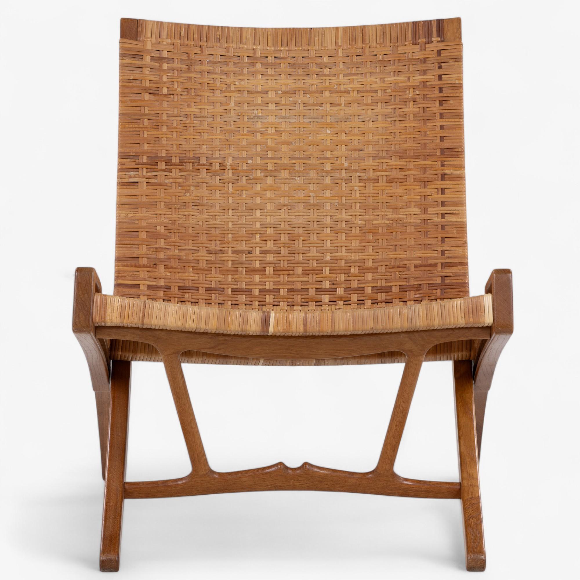 
JH 512 - 'Fireplace chair', chaise pliante en chêne patiné avec assise et dossier en osier en partie d'origine. Crochet original pour suspension murale inclus. Conçu en 1949 par Hans J. Wegner. Estampillé par le fabricant Johannes Hansen.