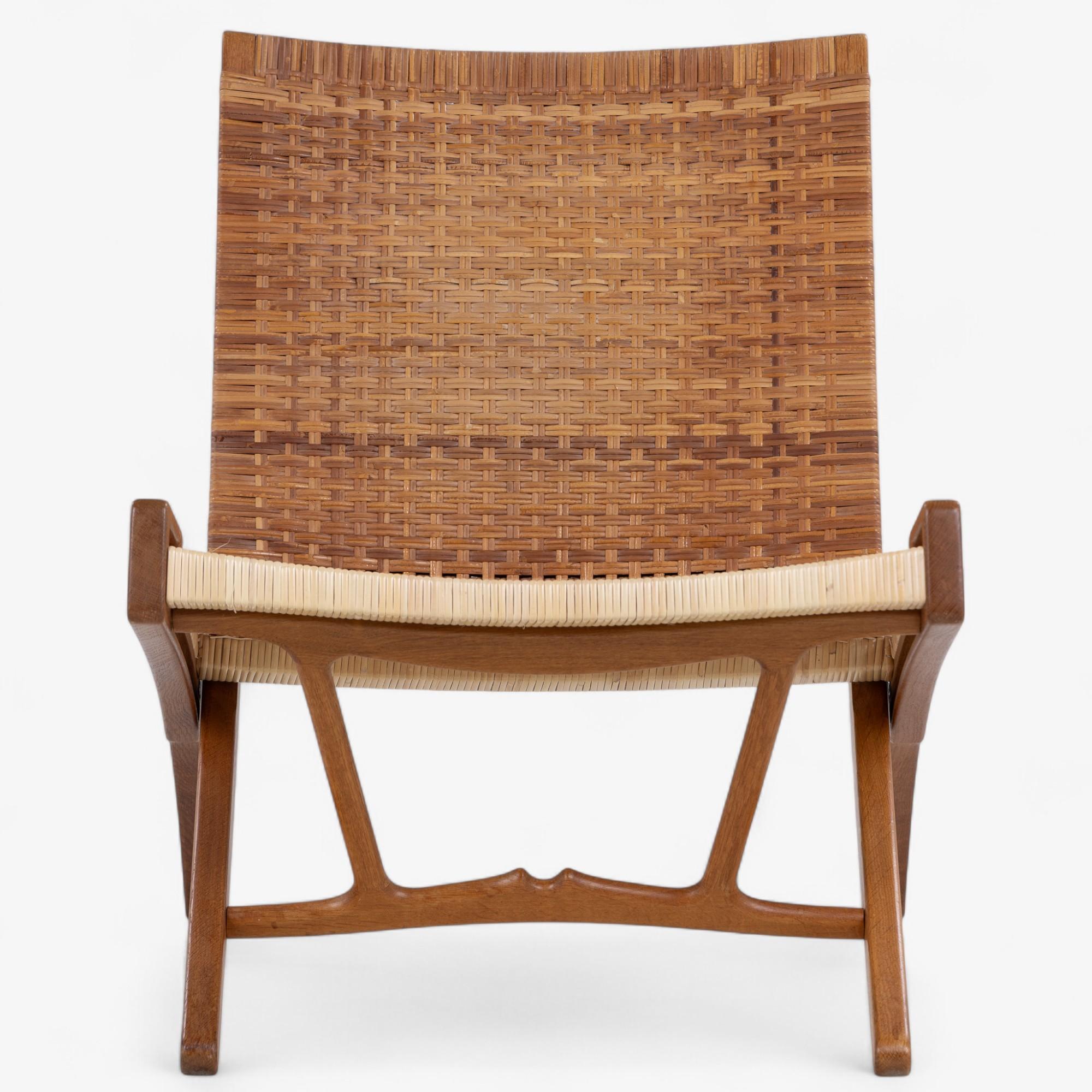 JH 512 - 'Fireplace chair', chaise pliante, en chêne patiné avec assise et dossier en osier en partie d'origine. Crochet original pour suspension murale inclus. Conçu en 1949 par Hans J. Wegner. Estampillé par le fabricant Johannes Hansen.