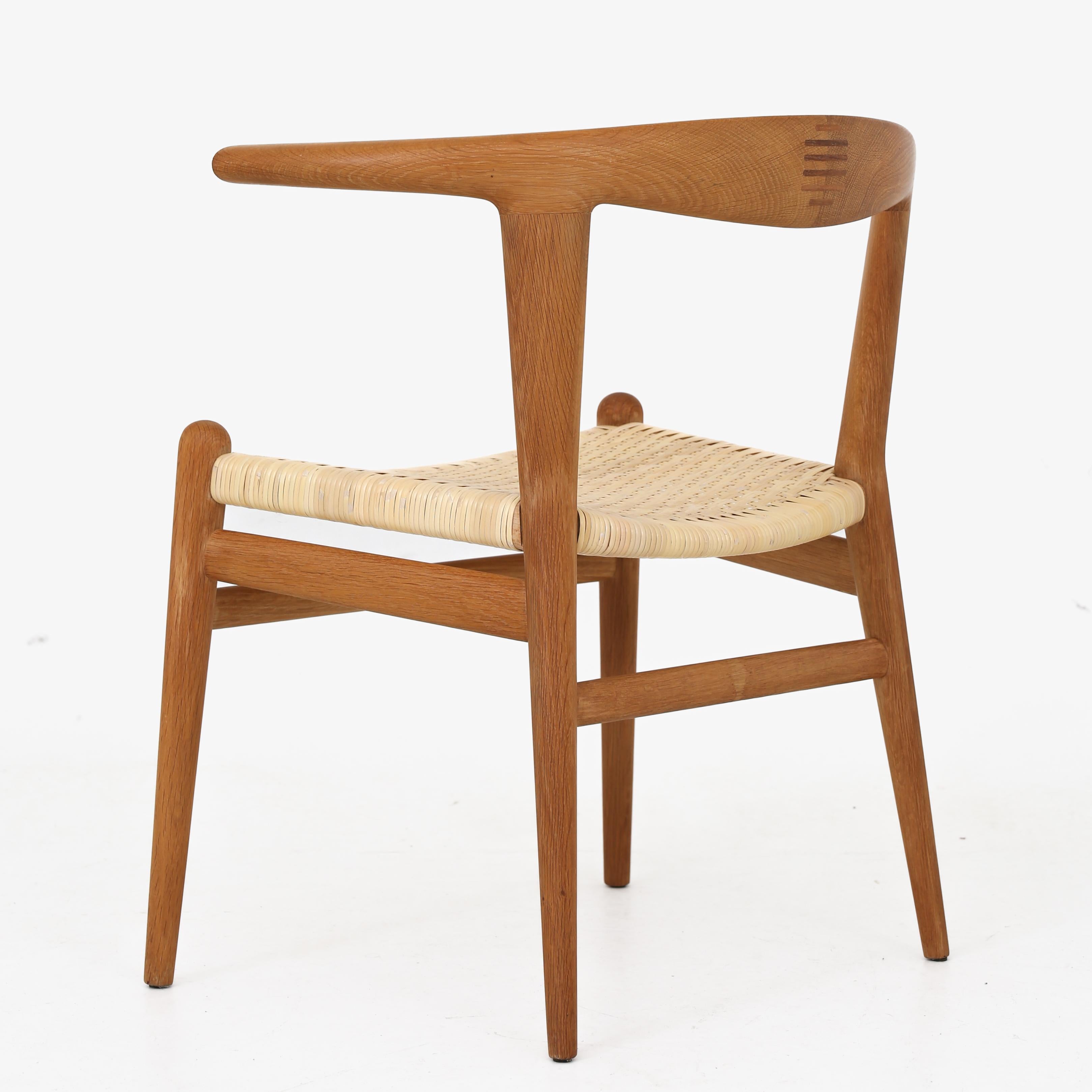 JH 518 - Rare 'Bull Chair' en chêne massif avec assise en canne tressée neuve. Label original du fabricant. Conçue en 1961. Hans J. Wegner / Johannes Hansen