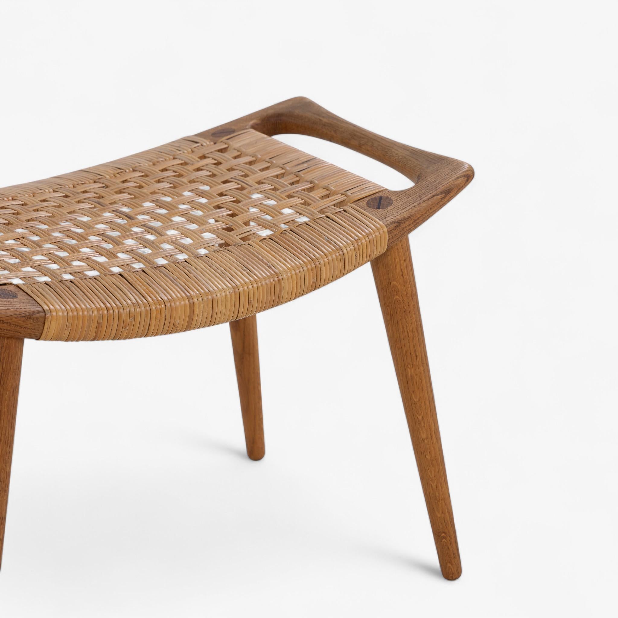 Danese JH 539 - Stool in oak and wicker by Hans J. Wegner in vendita