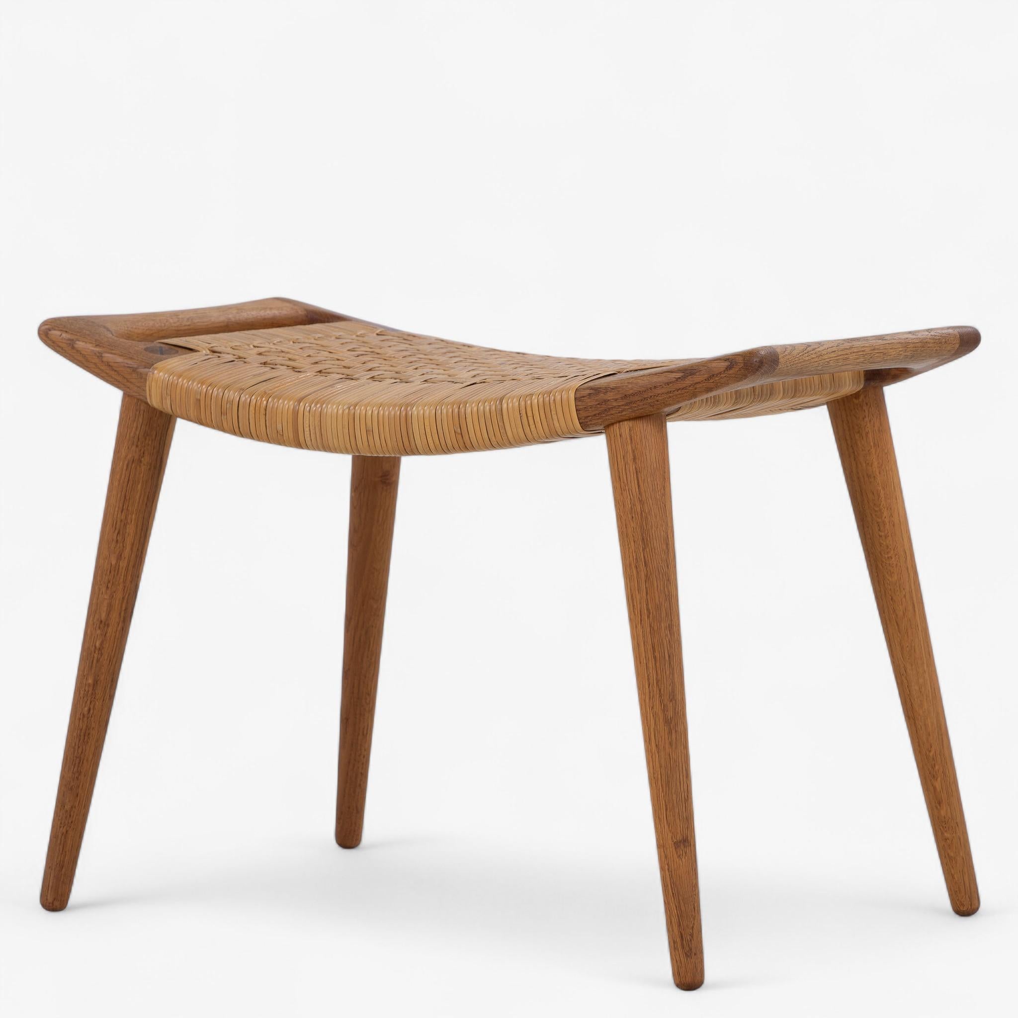 JH 539 - Stool in oak and wicker by Hans J. Wegner In condizioni buone in vendita a Copenhagen, DK