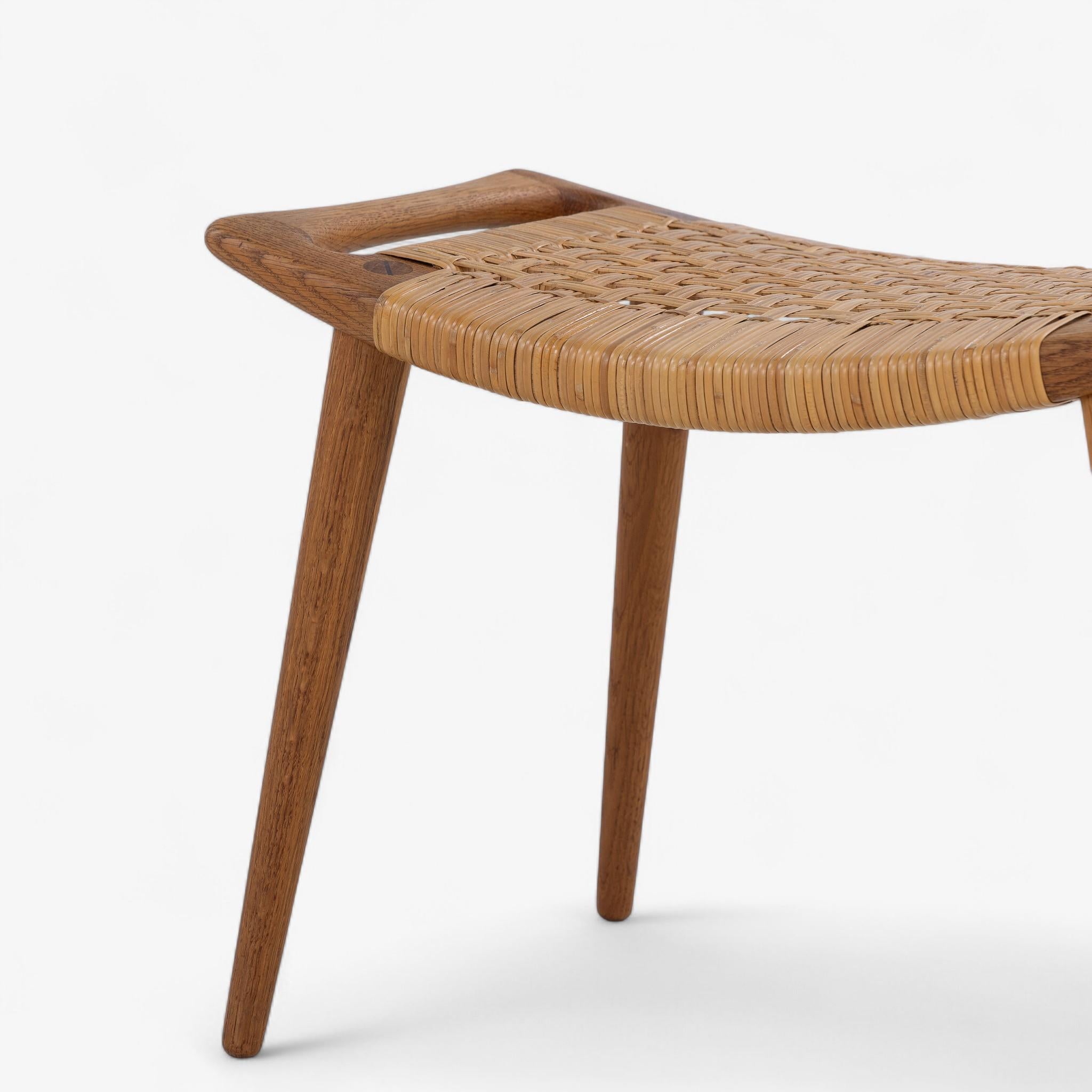 XX secolo JH 539 - Stool in oak and wicker by Hans J. Wegner in vendita