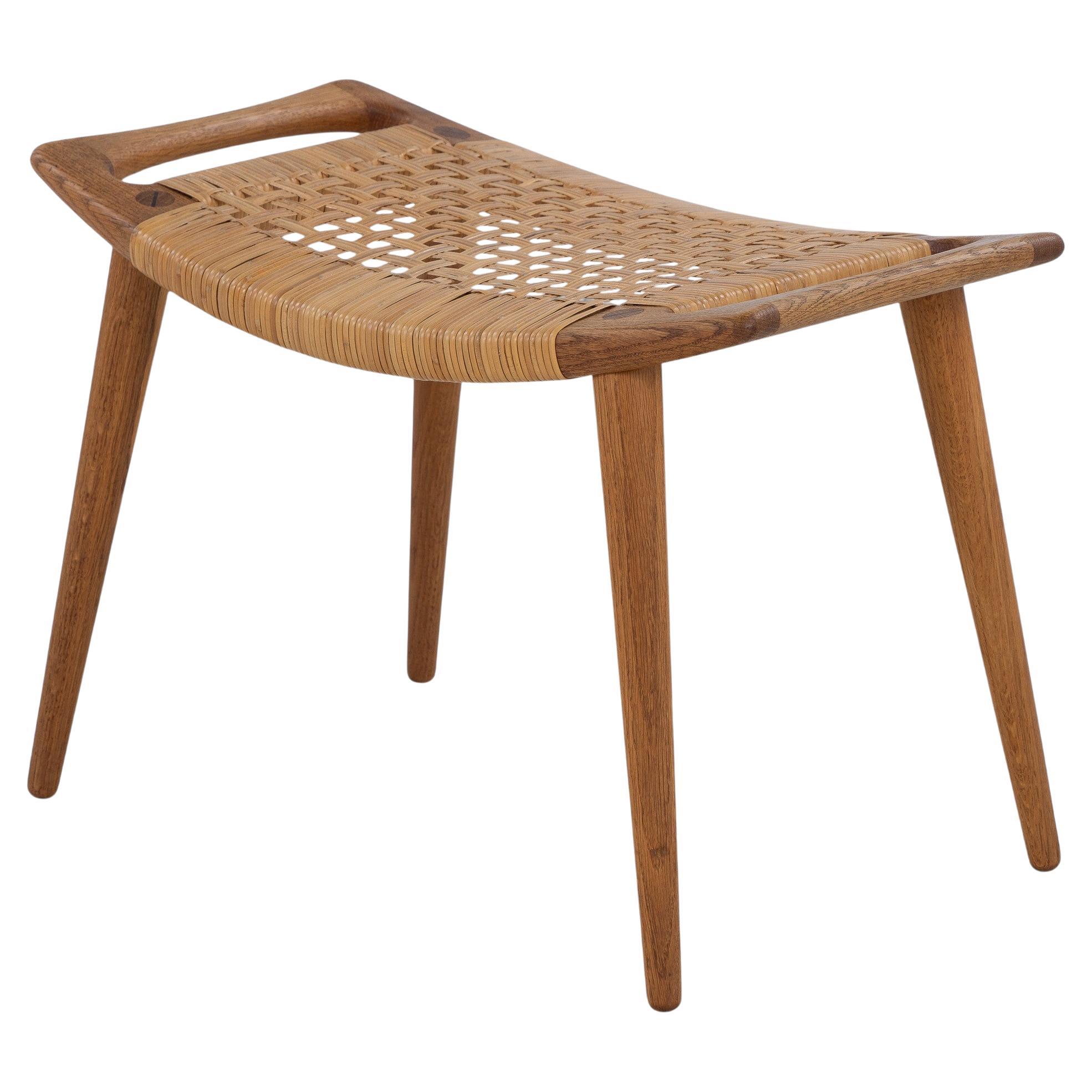 JH 539 - Stool in oak and wicker by Hans J. Wegner in vendita