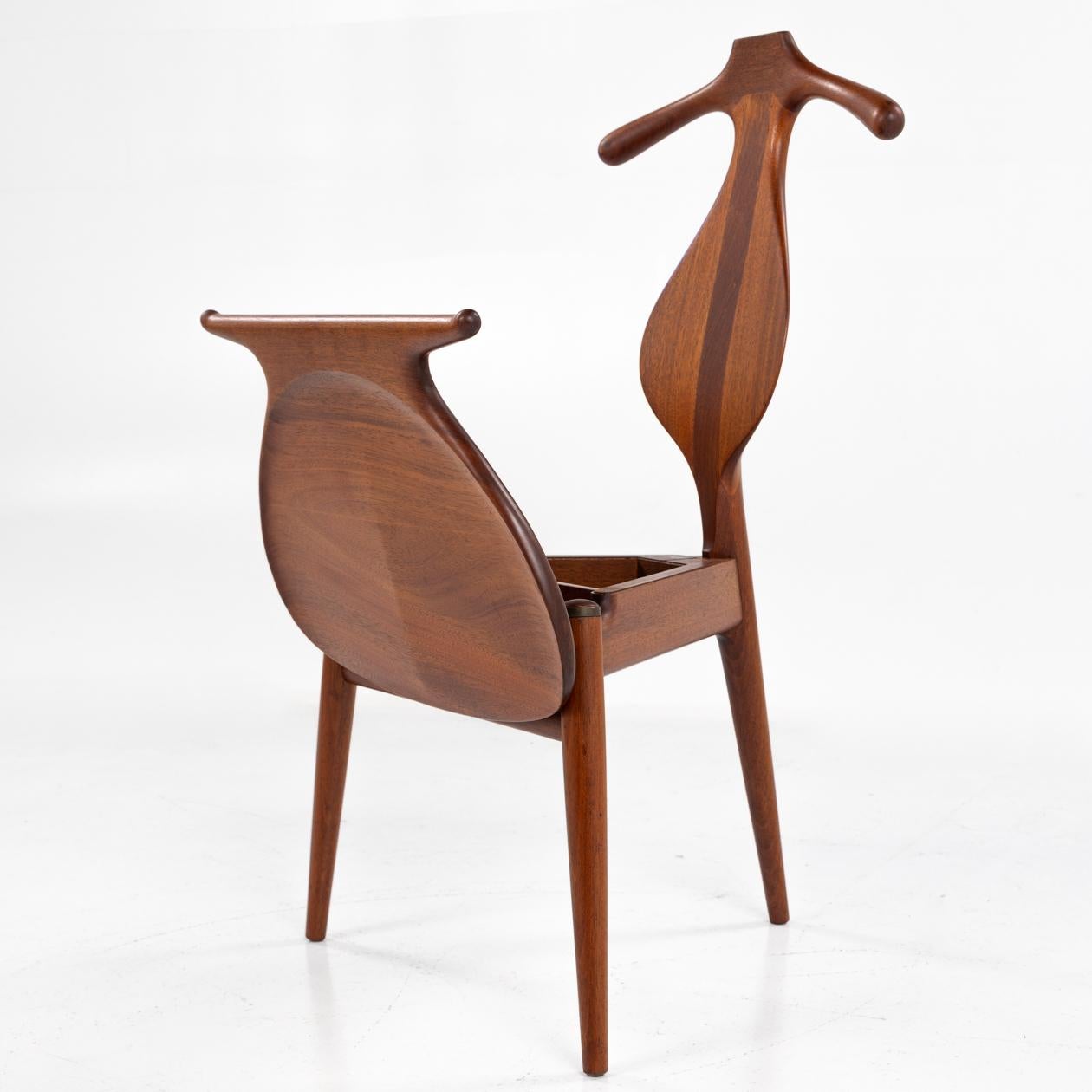 JH 540 - The Valet Chair in solid mahogany by Hans Wegner For Sale 5