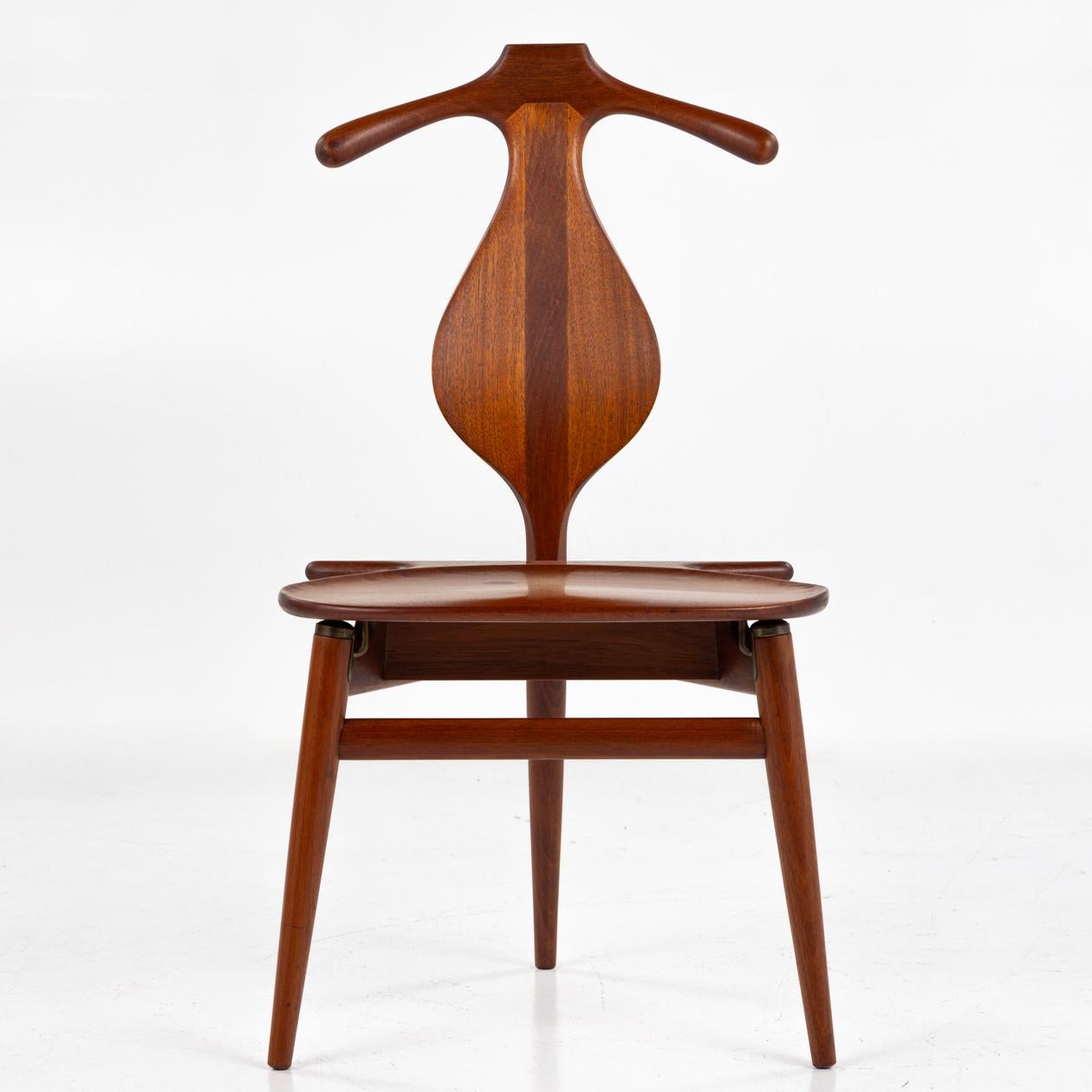 JH 540 - The Valet Chair or the 'Bachelor's Chair' in solid mahogany. Stamped from the manufacturer. Did you know that King Frederik IX himself acquired one of the chairs when it was shown at the Cabinetmakers' Guild Exhibition in 1953?