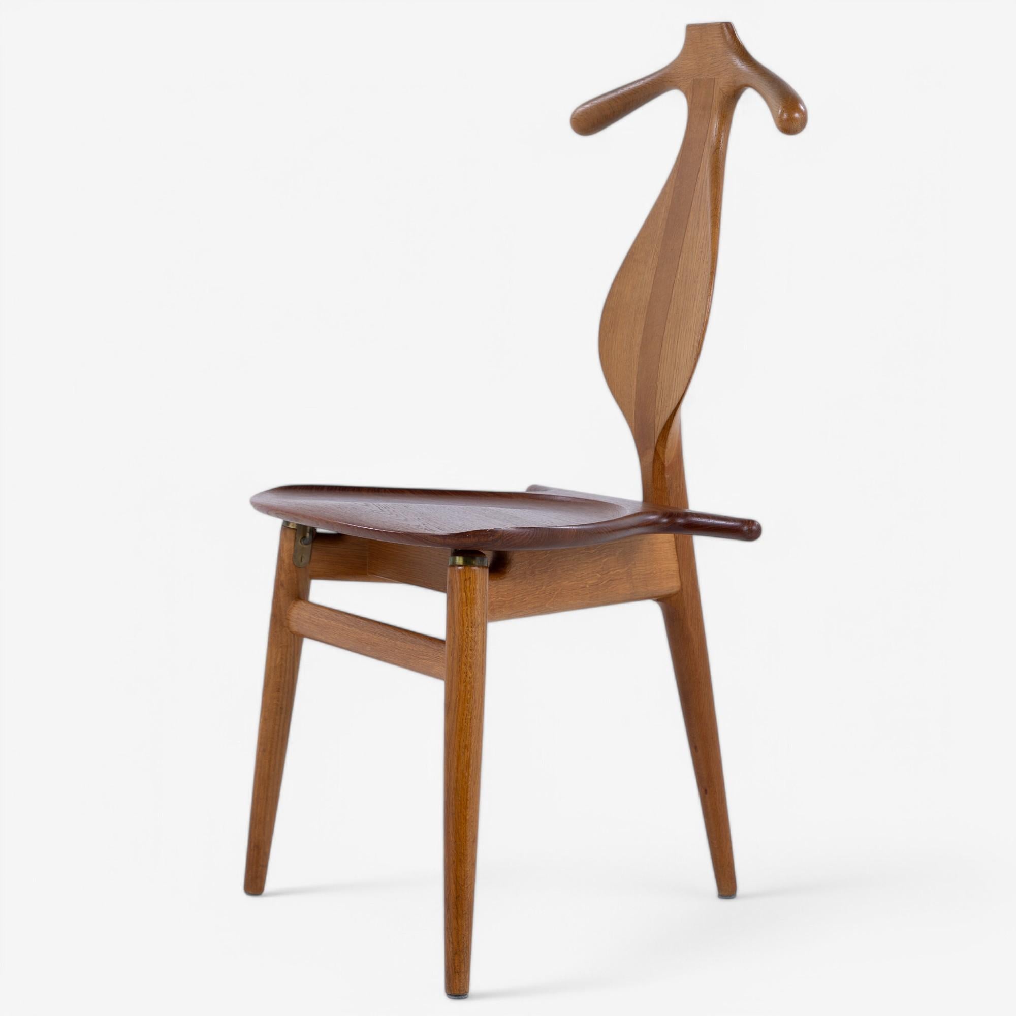JH 540 - Sedia da cameriere in Oak patinato con sedile pieghevole in teak massiccio. Timbrato dal produttore. Progettato nel 1953.

Sapevi che il re danese Frederik IX in persona acquistò una copia della sedia Valet quando fu esposta alla mostra