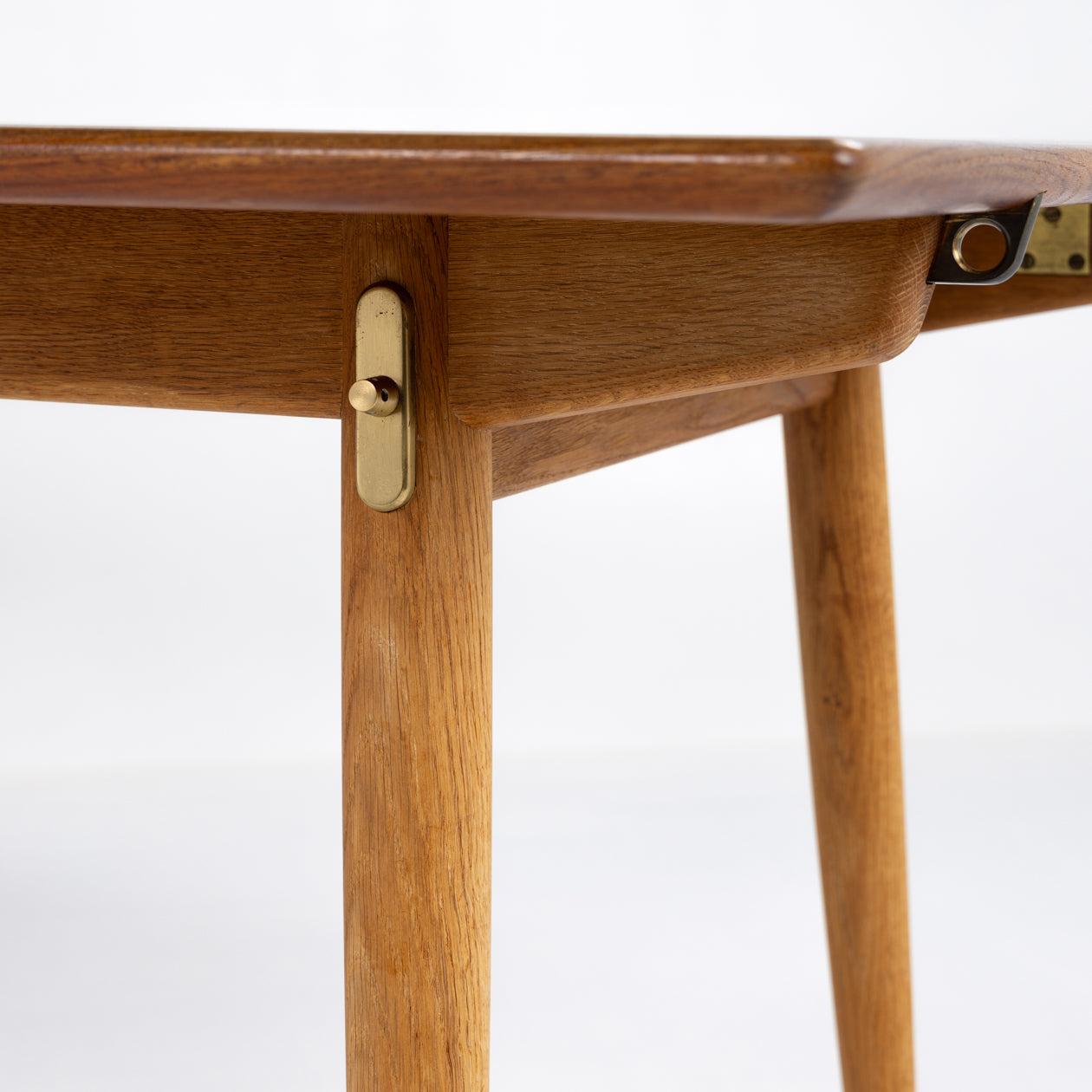 JH 570 - Rare teak dining table By Hans J. Wegner In Good Condition In Copenhagen, DK