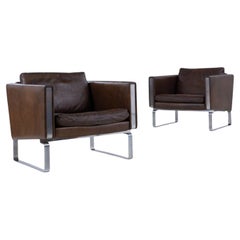 JH 801 - Pair of armchairs in original leather by Hans J. Wegner