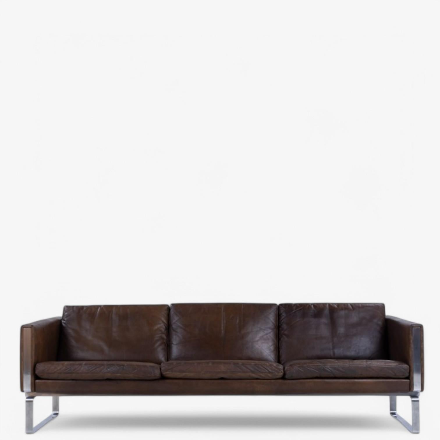 JH 803 - Sofá de 3 plazas en cuero marrón original con armazón de metal. Diseñado en la década de 1970 por Hans J. Wegner, fabricado por Johannes Hansen.