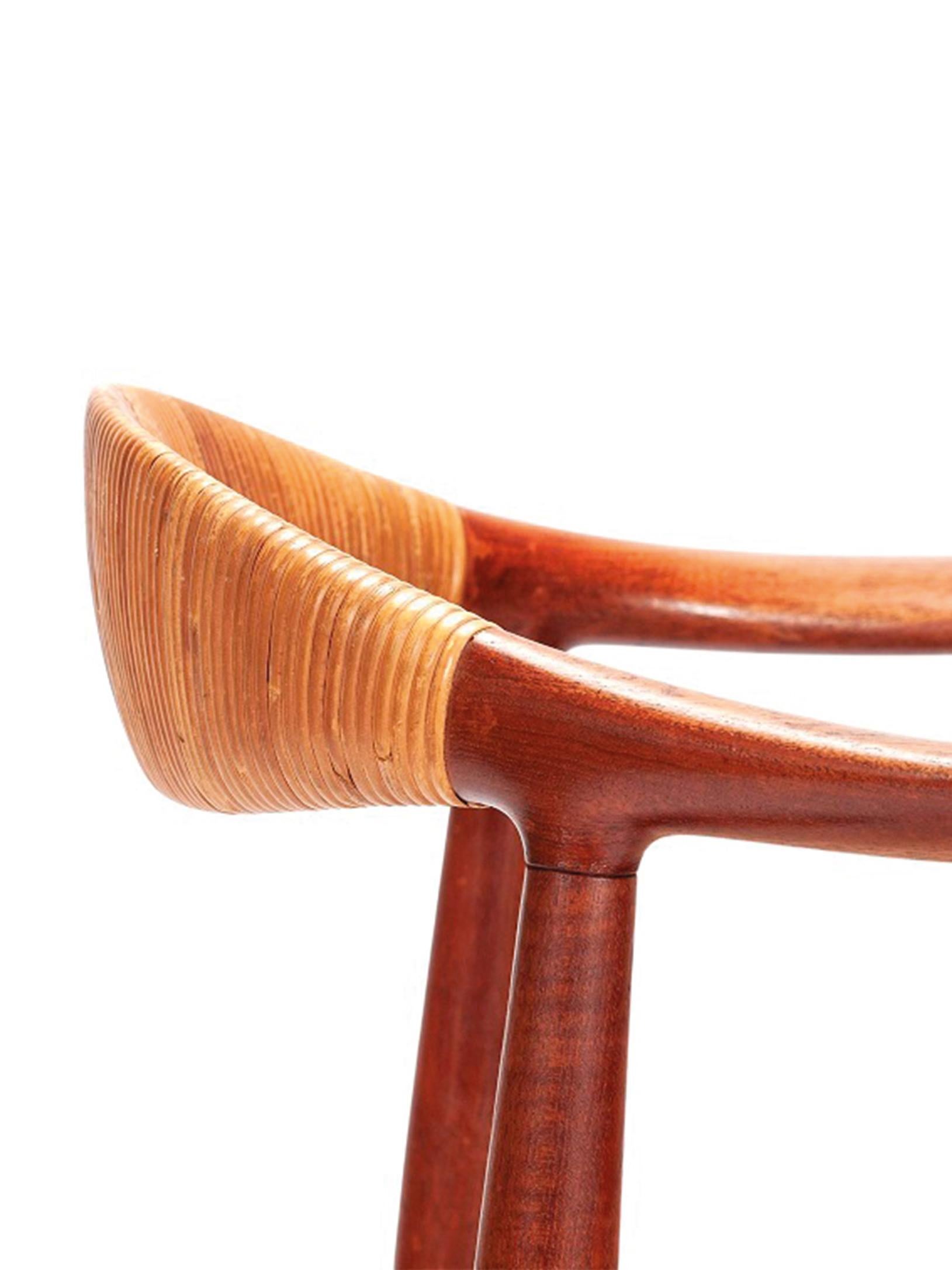 Der emblematischste Sessel von Hans Wegner in seiner ersten Version. Dieser Sessel machte das skandinavische Design in den USA durch einen Artikel in der Zeitschrift Interiors im Jahr 1950 bekannt. Es ist in perfektem Zustand mit der Unterschrift