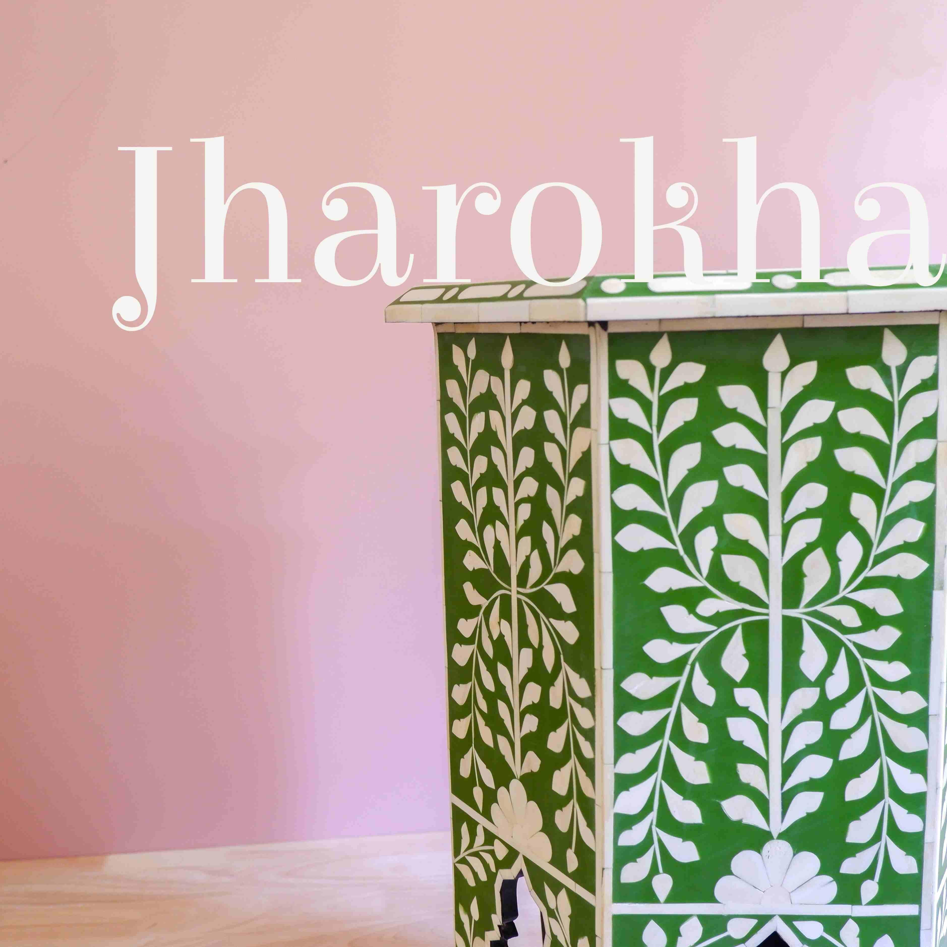 Tauchen Sie ein in die majestätische Welt der alten indischen Paläste mit unserem exquisiten Jharokha Green Bone Inlay End Table. Inspiriert von den komplizierten und verzierten jharokhas, den Balkonfenstern, zeigt dieser Beistelltisch ein
