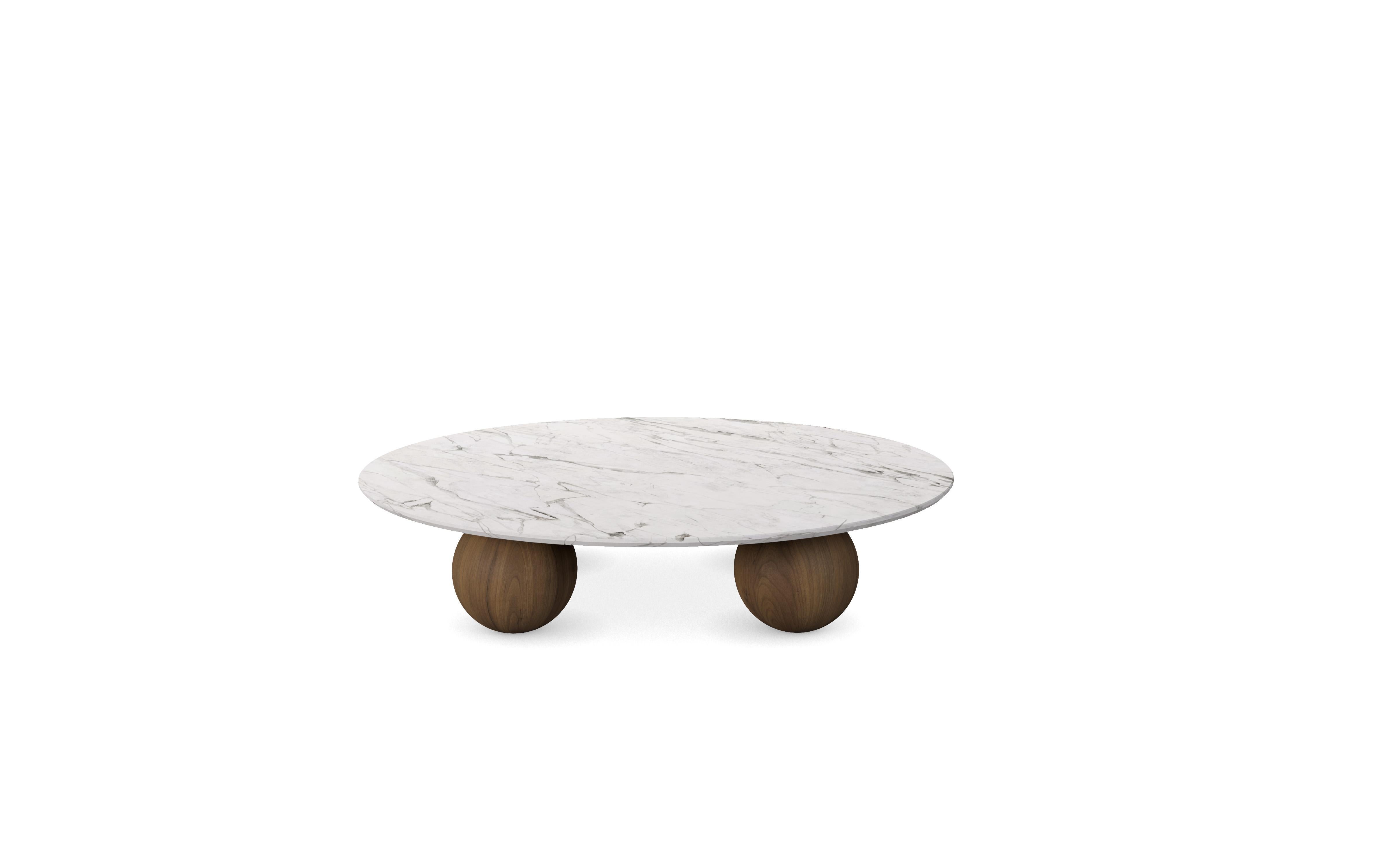 La table basse Jhoan est une table basse sculpturale en marbre, conçue comme un volume ancré qui définit les espaces de vie avec une présence mesurée. Sa forme ronde équilibre la géométrie et la circulation. Le plateau est une table basse ronde en