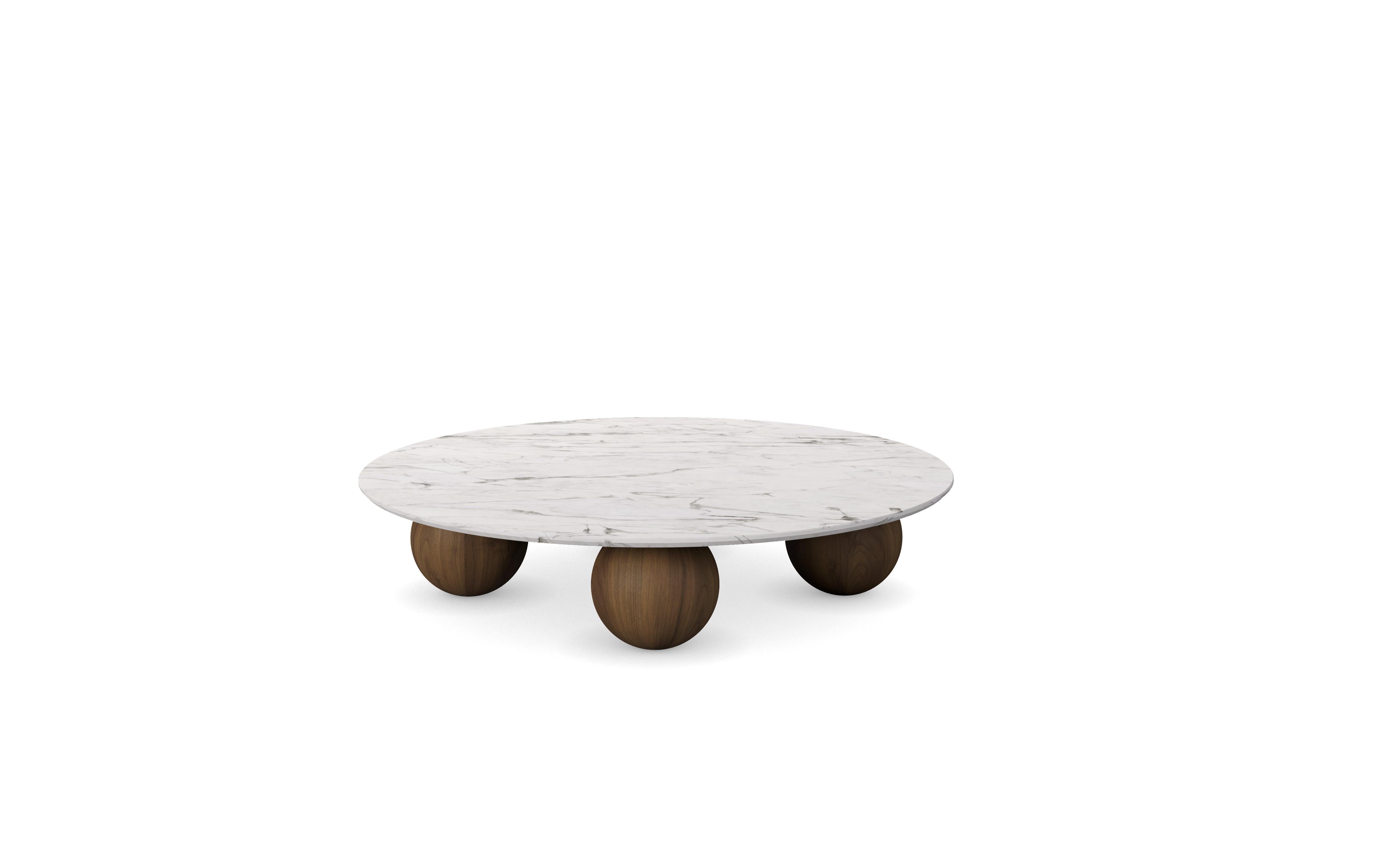 Portugais Jhoan Coffee Table by Nolita Harbour: Round Marble Top with Walnut Sphere Legs en vente