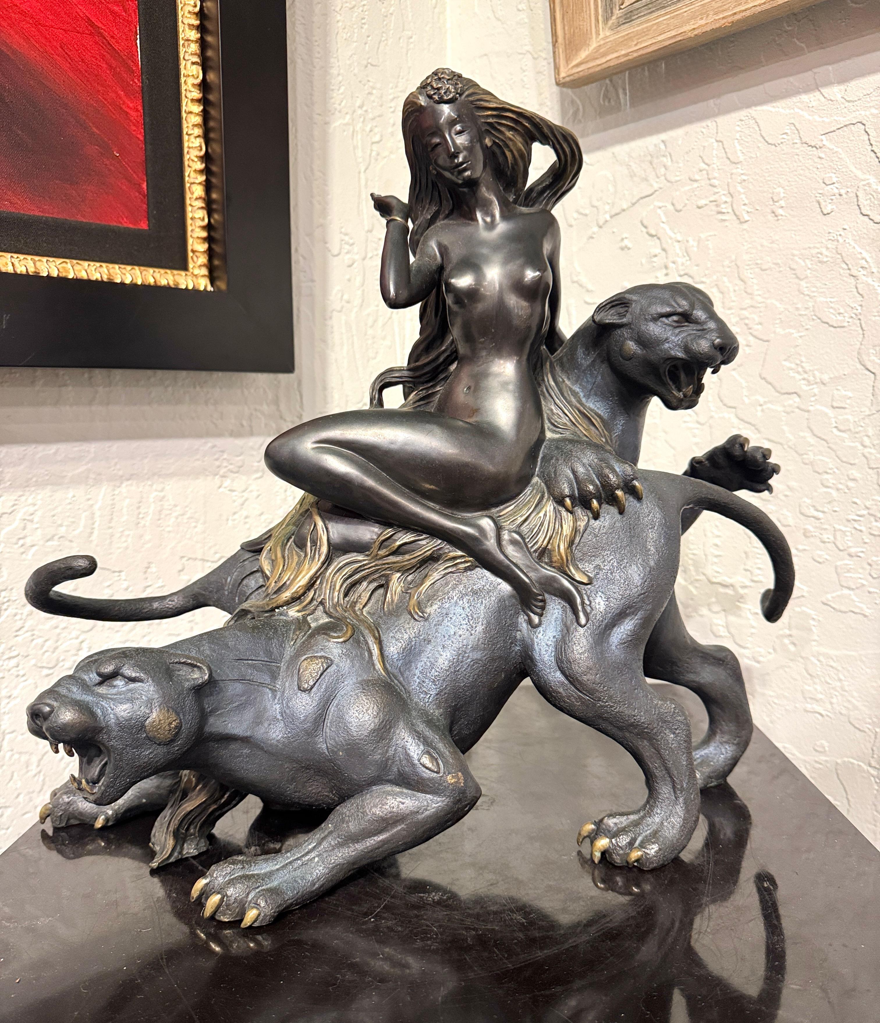 Ghost de montagne Deux panthères et une femme - Sculpture de  Jiang Tie Feng 