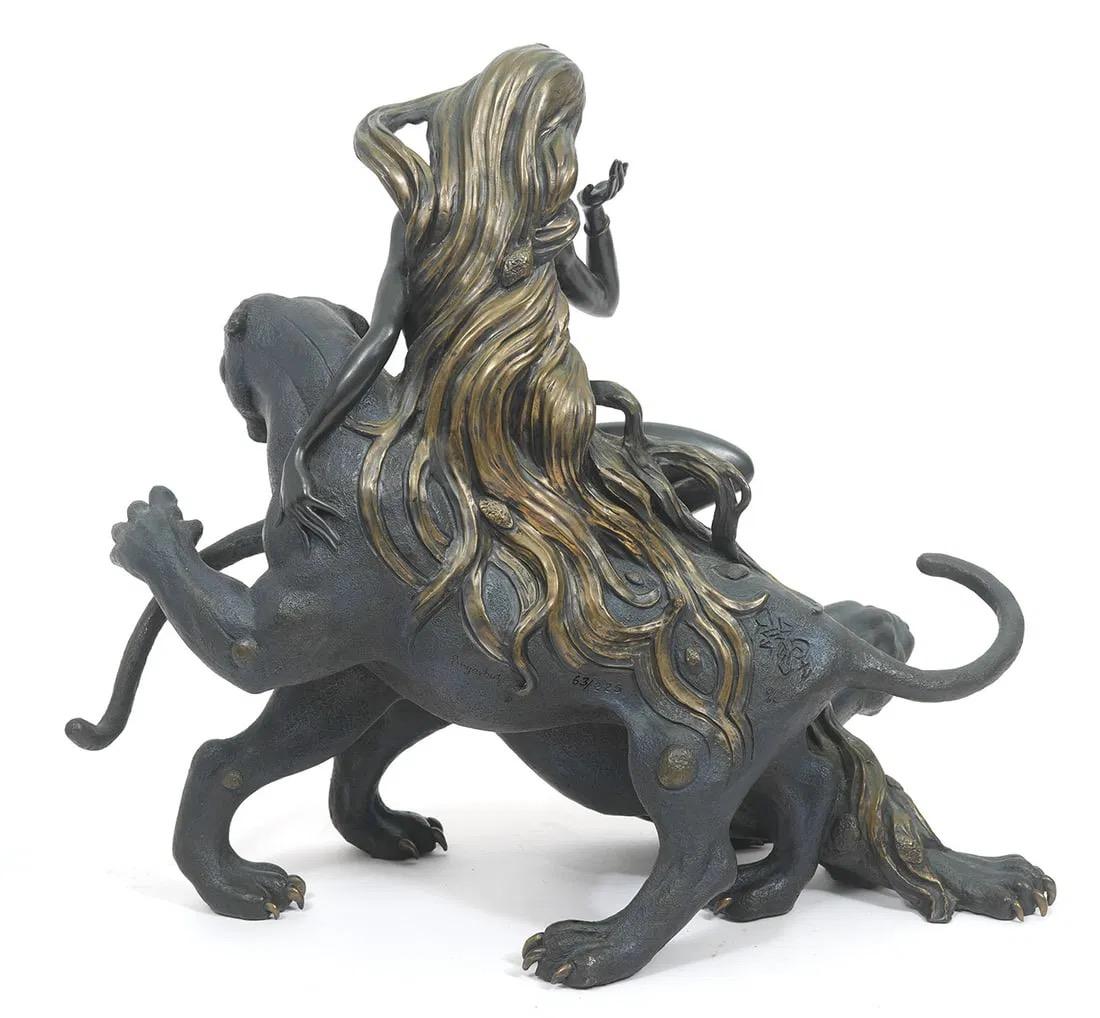 Ghost de montagne Deux panthères et une femme - Or Figurative Sculpture par  Jiang Tie Feng 