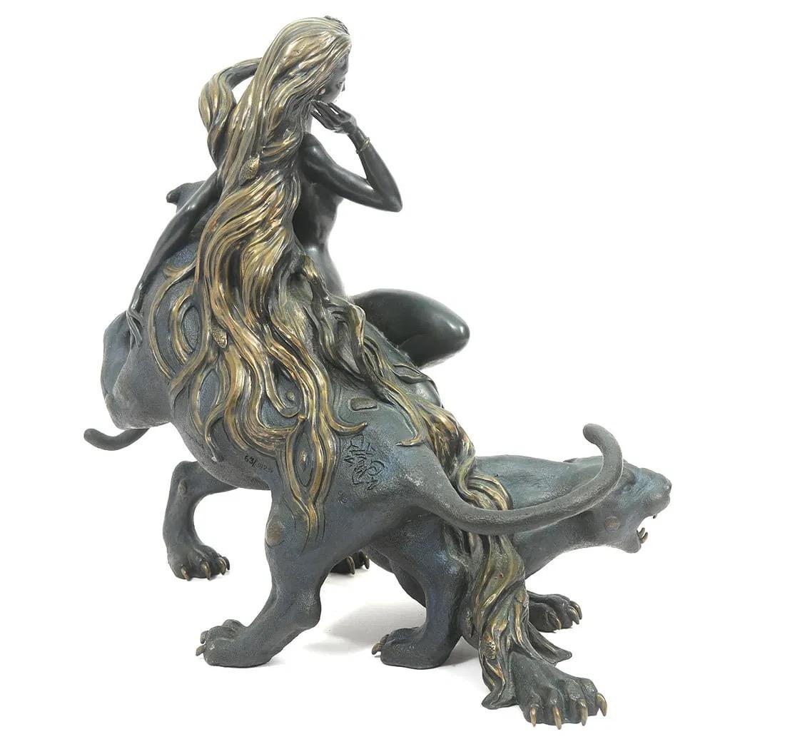 Ghost de montagne Deux panthères et une femme en vente 4