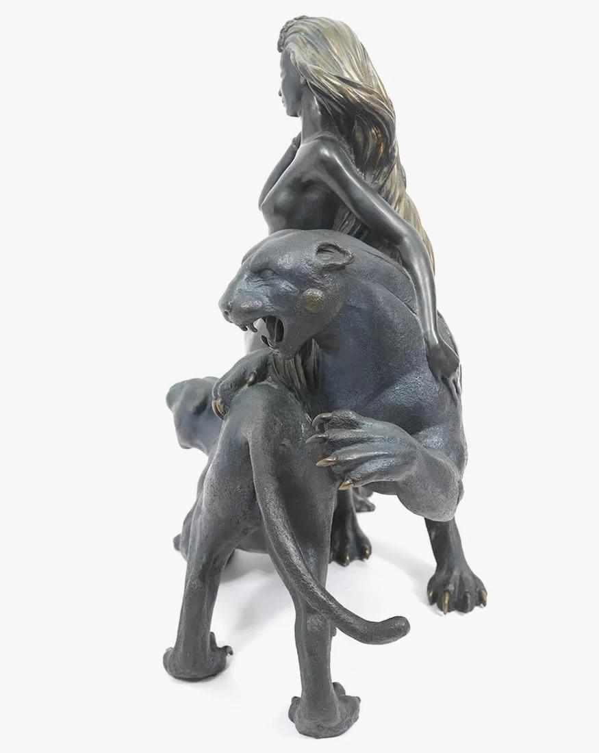 Ghost de montagne Deux panthères et une femme en vente 5
