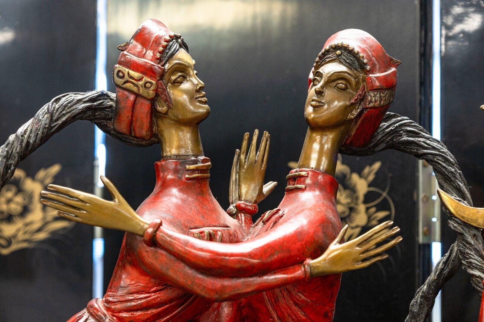 Questa vibrante scultura in bronzo intitolata 