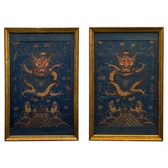 Période Jiaqing, 1796-1820 Dragon couché en or à quatre griffes Art encadré