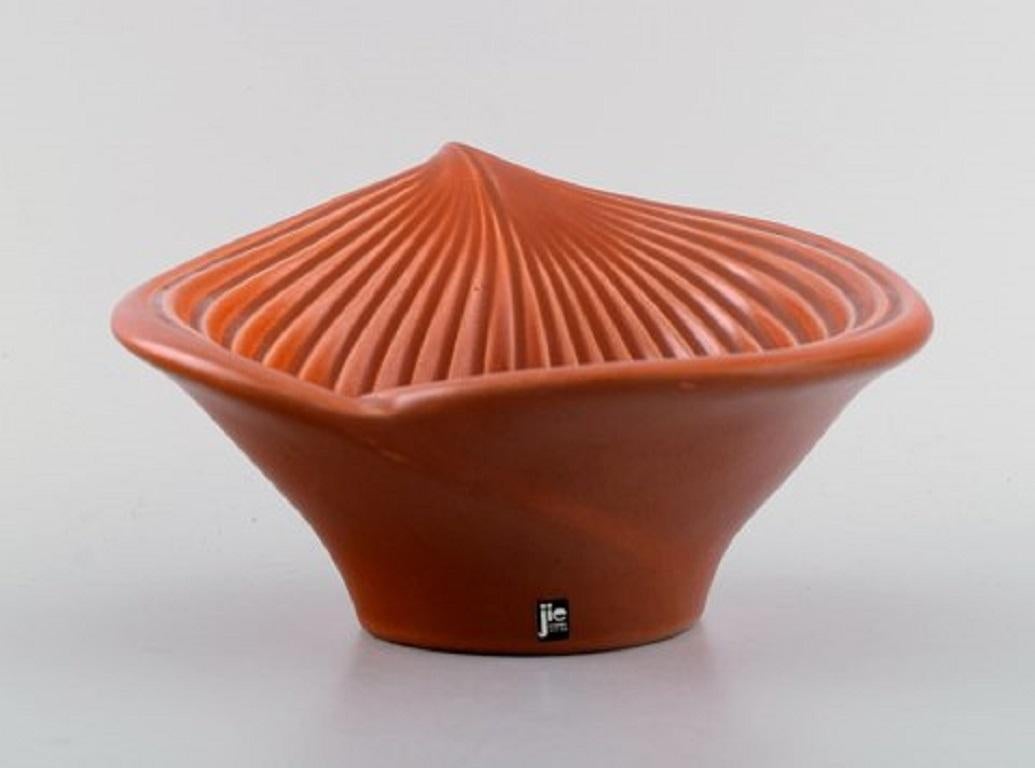 Jie, Sweden. Retro bowl in glazed ceramics. Beautiful glaze in dark orange tones, 1980s.
Measures: 17 x 11.5 cm.
In excellent condition.
Sticker.