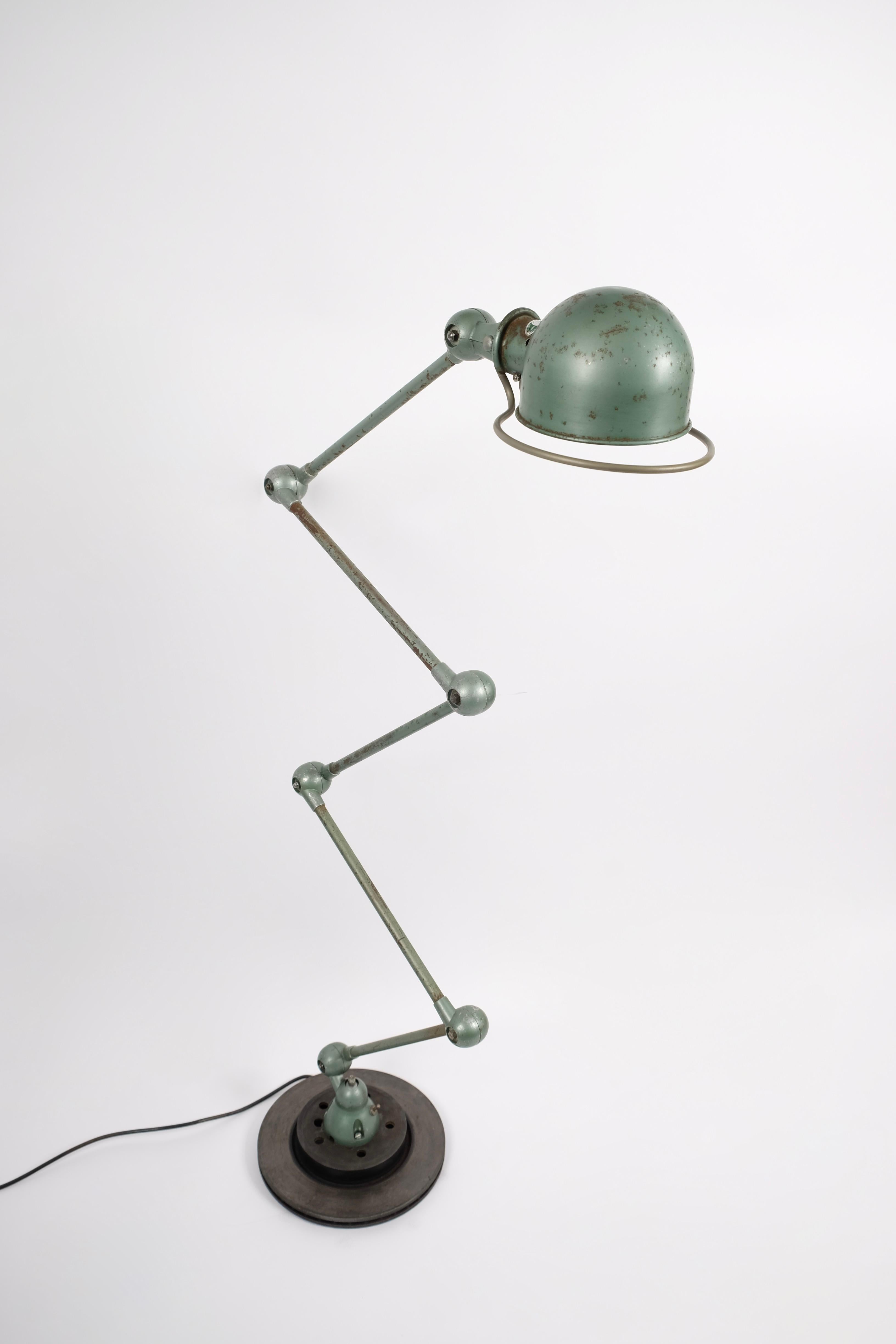 Beauitiful industrial Jieldé 5 arm floor lamp original Vespa green lacquer.
Features a green metal plate from the maker.
Each arm measures 45 cm and can be moved horizontally.
The shade/head pivots 360 degrees around the shade holder.
Mounted on