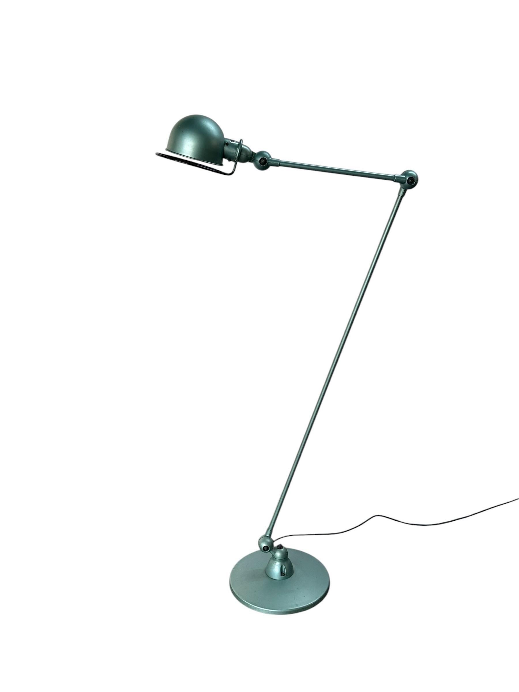 Lámpara de pie industrial icónica de Jielde. Diseñado en Francia por Jean Louis Domecq en la década de 1950. Firmado y auténtico garantizado. Sólido y pesado, en buen estado vintage. Ejecutado en acero. Las múltiples articulaciones permiten