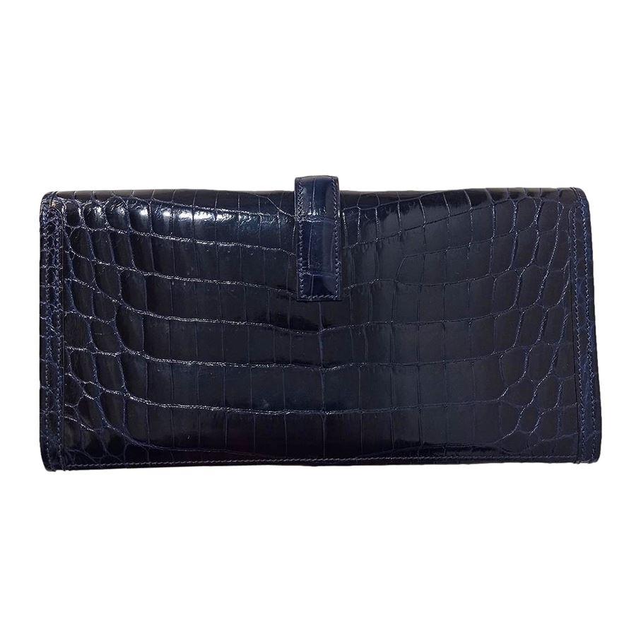 Super rare beautiful and luxurious Hermès clutch Jige in fantastic blue midnight Crocodile du Nil Year 2017 Seen on line at euro 25340 H clsoure Blue internal leather Comes with dustbag Come with Cites for foreign exportation of exotic materials