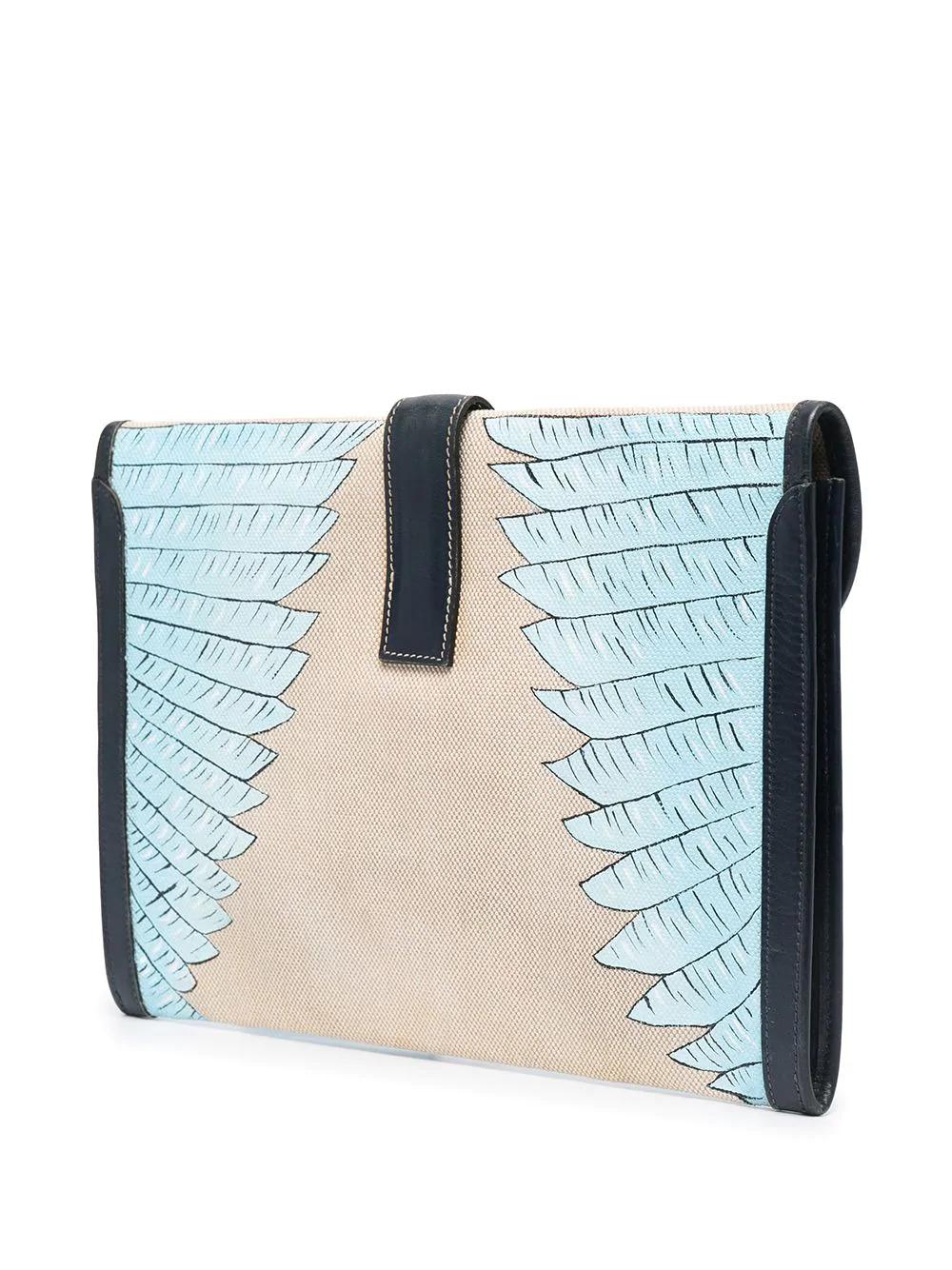 A true classic, the Jige has long been offered by Hermes. This beautiful clutch is most distinctive by its customised and handpainted bird design, in striking shades of blue. The clutch features a fold-over top and leather “H” pull tab closure. With