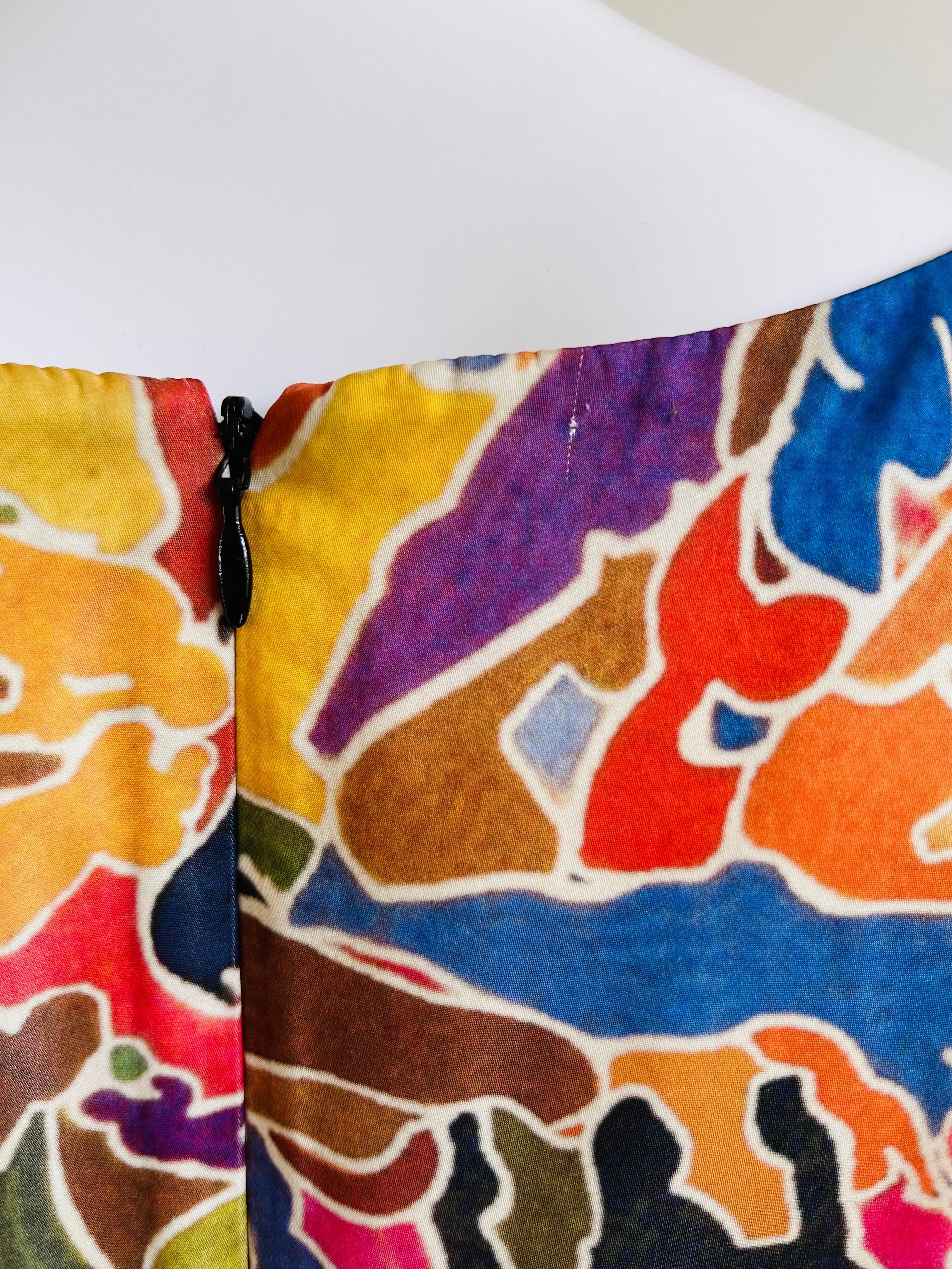 Pièce moderne de Jil Sander, la robe 'Arte Povera' est imprimée d'un style hiéroglyphique techno sur un tissu radzimir.  La robe présente un décolleté arrondi et un corsage plissé, ainsi qu'une jupe en ligne avec un double plissé sur le devant.  Une