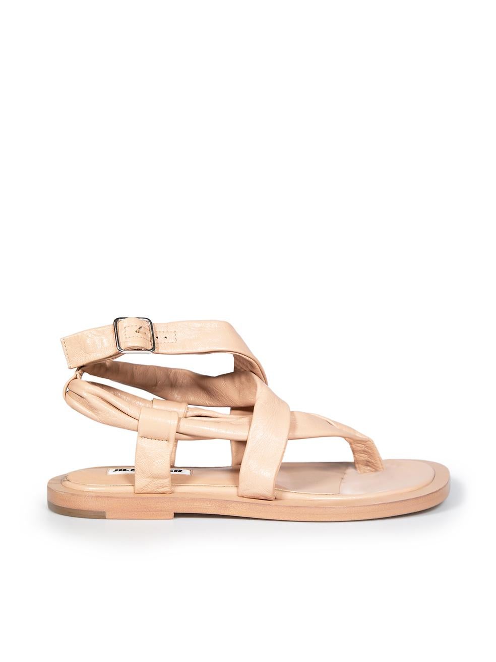 CONDIT ist sehr gut. Die Sandalen weisen nur minimale Abnutzungserscheinungen auf. Minimale Abnutzung der Sandalen ist an den Rändern mit Abriebspuren und eine Verfärbung Marke auf der Rückseite der rechten Sandale mit allgemeinen Faltenbildung des