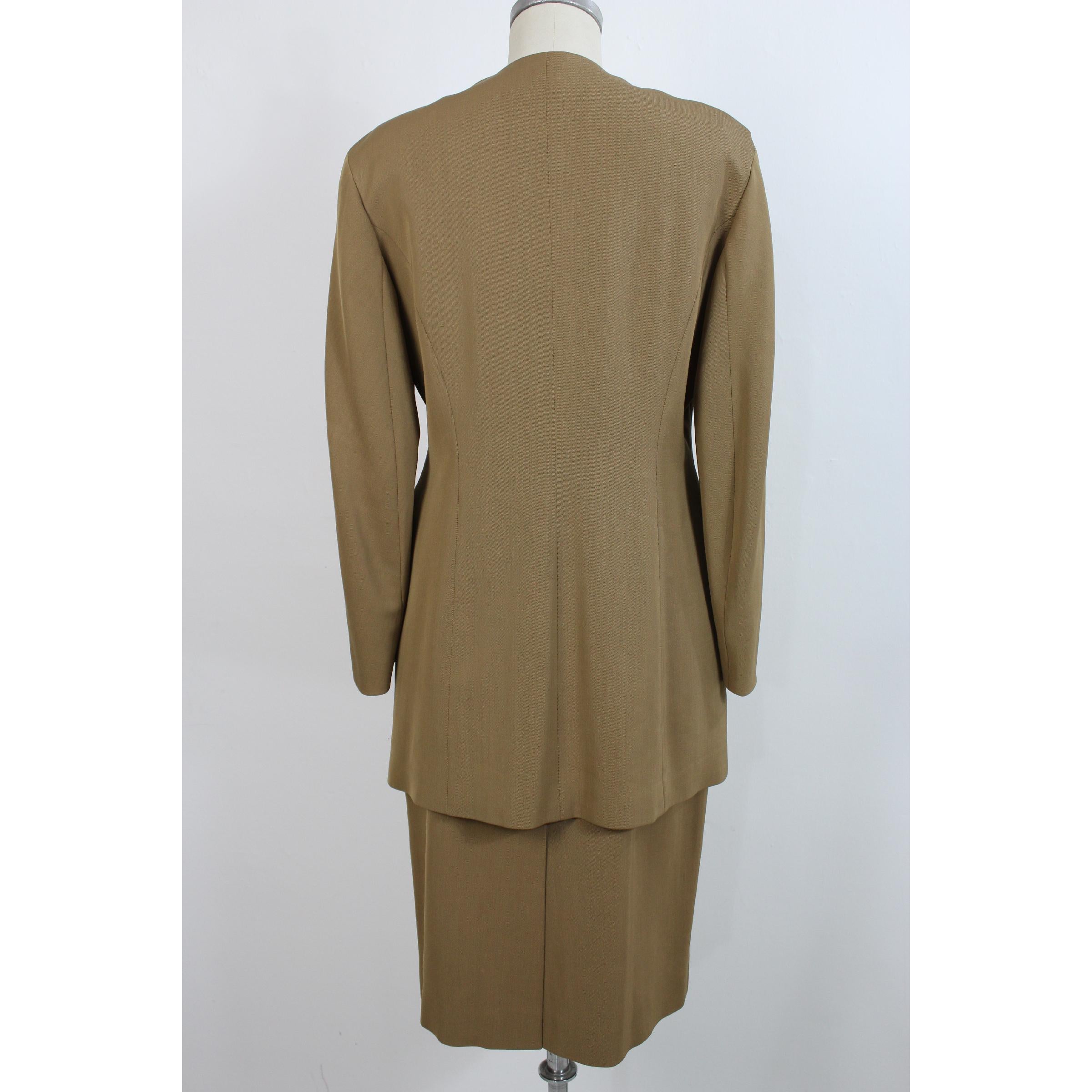 Jil Sander vintage woman suit, jacket and skirt beige, 70% wool 25% silk 5% cashmere. Concealed buttons. 90s. Made in Italy. Very good vintage condition, with some signs of use.

Size: 46 It 12 Us 14 Uk

Shoulder: 46 cm

Bust / Chest: 52 cm

Sleeve: