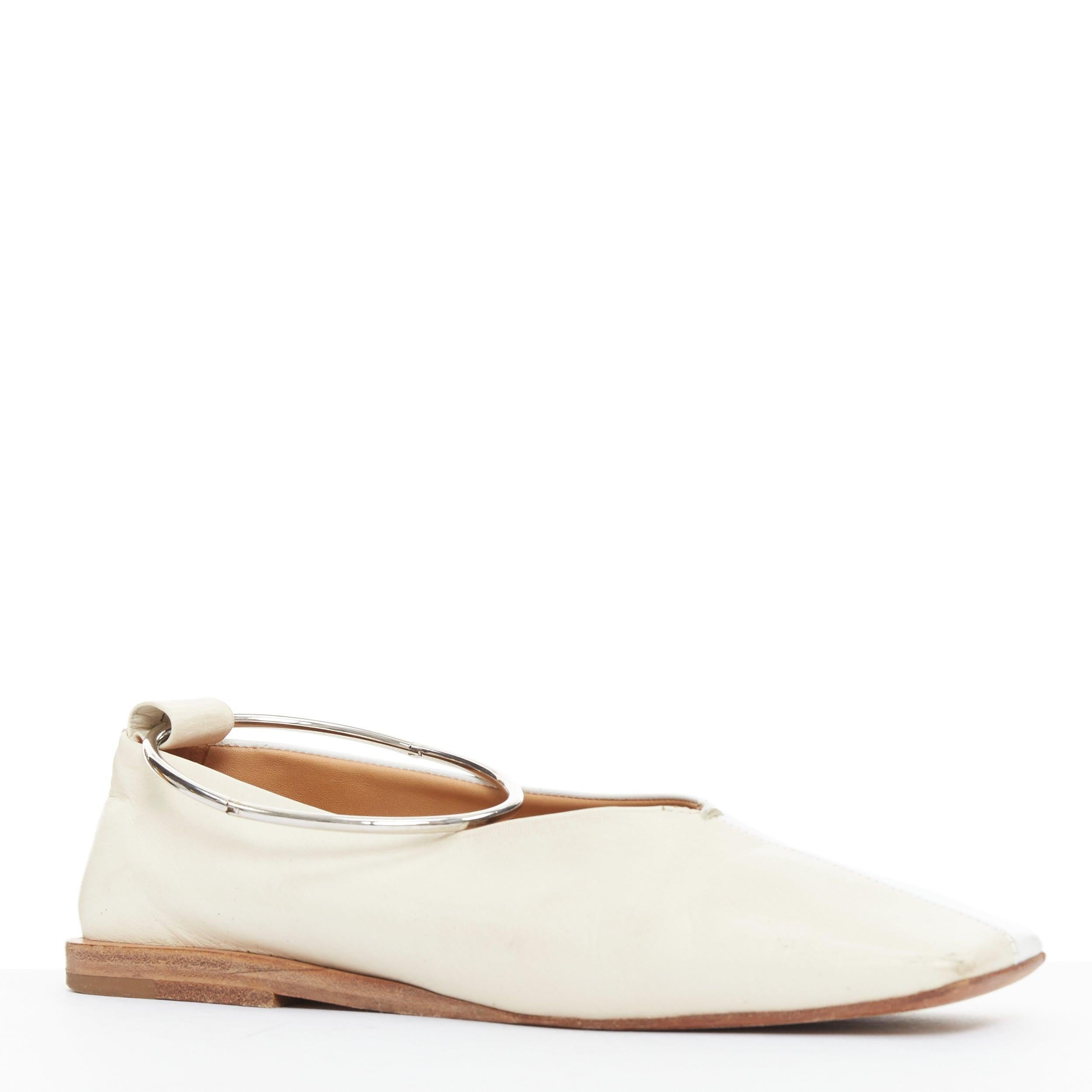 JIL SANDER Bailarinas con anilla en el tobillo de cuero beige blanco bicolor EU35
Referencia: ZETO/A00011
Marca: Jil Sander
Material: Piel
Color: Beige, Blanco
Patrón: Sólido
Cierre: Correa de tobillo
Forro: Piel nude
Detalles adicionales: Puños de