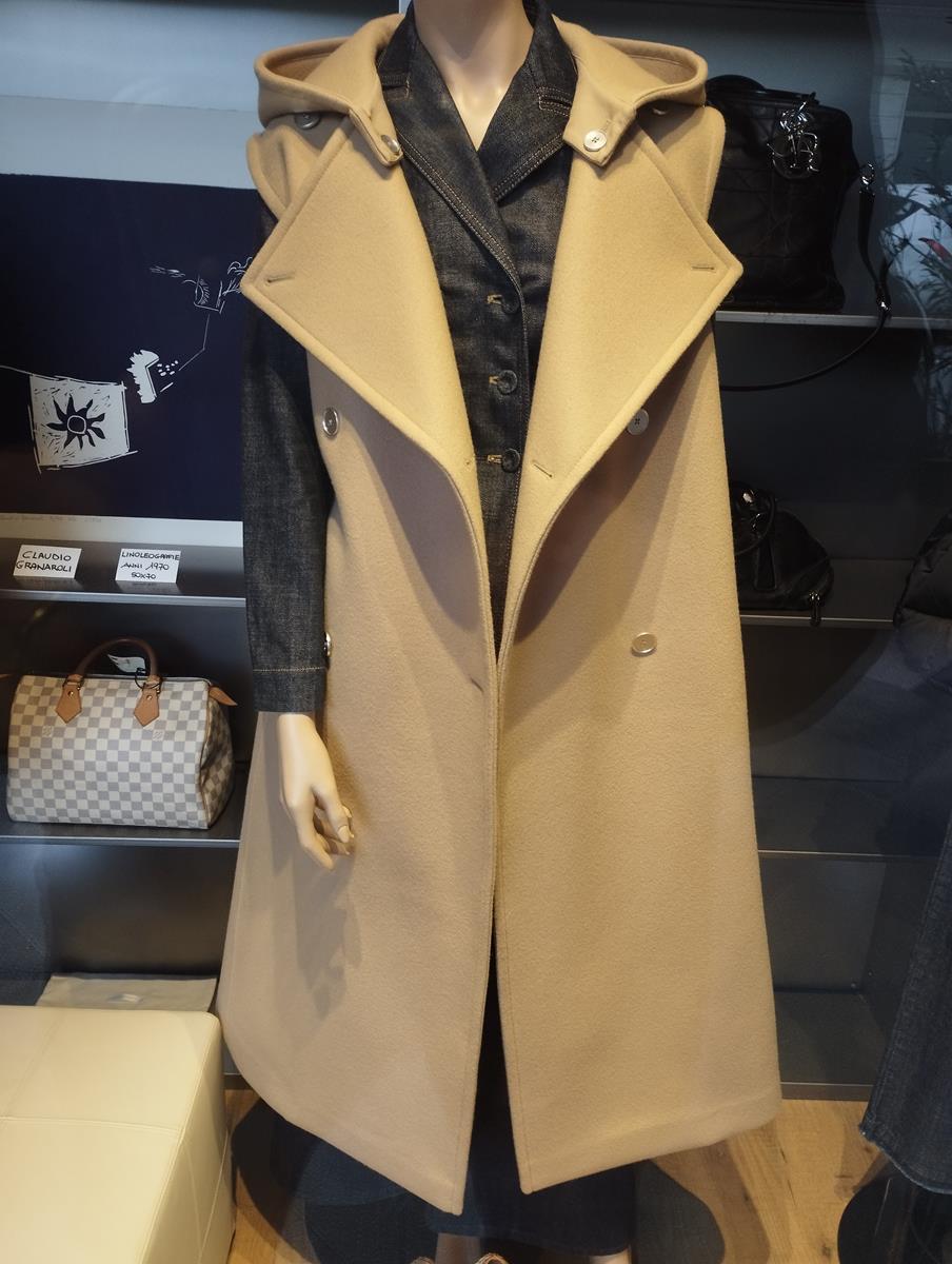 Fantastic coat by Jil Sander
100% Wool
Beige color
Sleeveless
With hood (removable)
Three button closure
Length shoulder / hem cm 118 (46,4 inches)
Shoulder cm 45 (17,71 inches)
Original price € 3335
Size 32/160/84A
Worldwide express shipping
