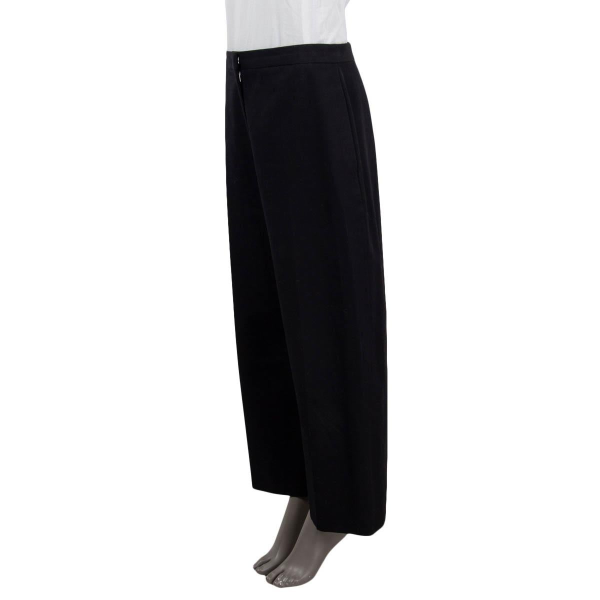 100% authentic Jil Sander wide leg pants in black cotton (100%), two pockets on the sides. Closes with a concealed zipper on the front and one hook. Lined in black cotton (100%). Have been worn and are in excellent condition.

Measurements
Tag