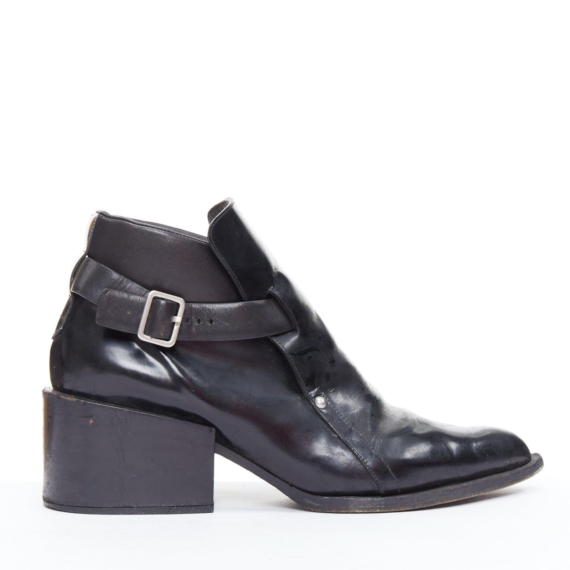 JIL SANDER bottines à talon bloc en cuir noir avec boucle argentée EU38
Référence : ECLO/A00131
Marque : Jil Sander
Collection : 2013  AW - Runway (en anglais)
MATERIAL : Cuir
Couleur : noir, argent
Motif : Solide
Fermeture : Boucle
Doublure : Cuir